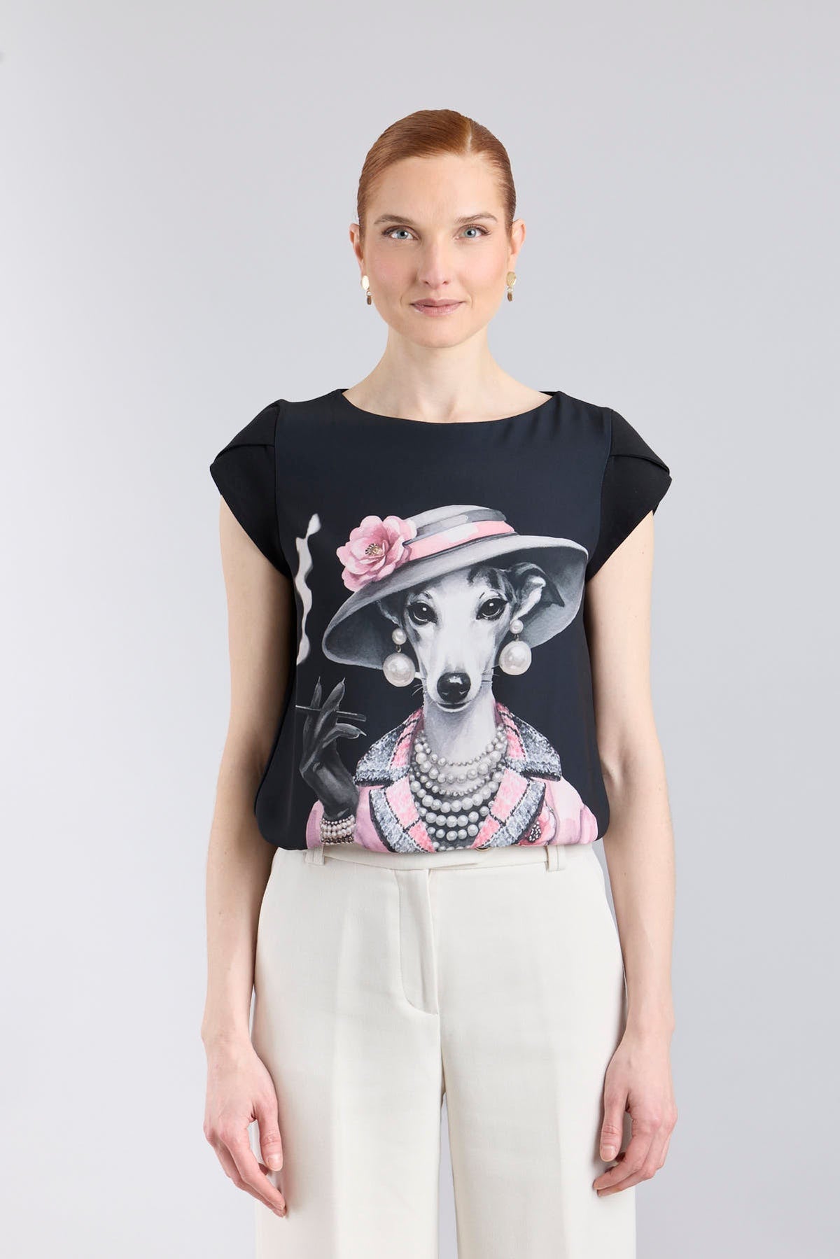 Camiseta estampada negra Camelia de silueta fluida con mangas en forma de pétalo y elegante ilustración frontal.