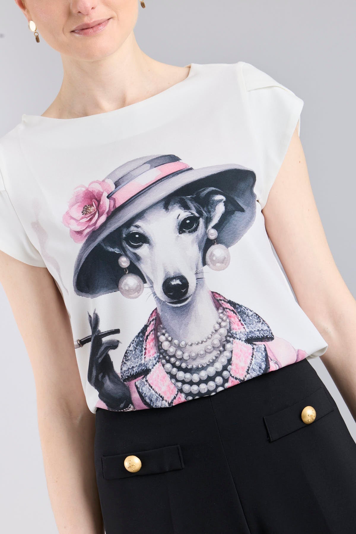 Camiseta estampada blanco Camelia de corte fluido con mangas en forma de pétalo y elegante ilustración frontal.