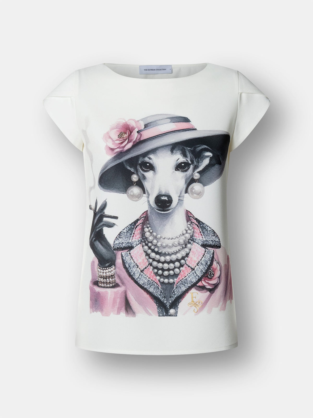 Camiseta estampada blanco Camelia de corte fluido con mangas en forma de pétalo y elegante ilustración frontal.