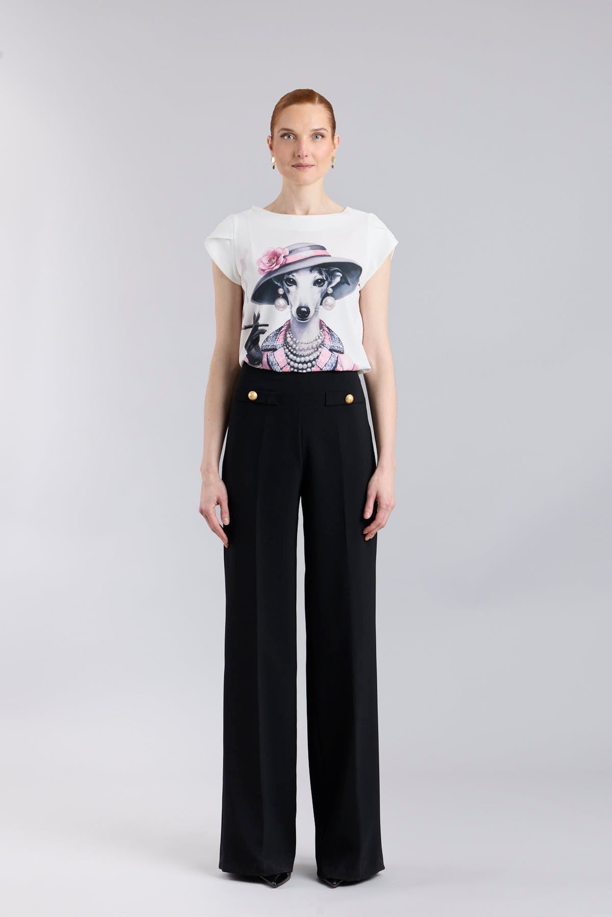 Camiseta estampada blanco Camelia de corte fluido con mangas en forma de pétalo y elegante ilustración frontal.