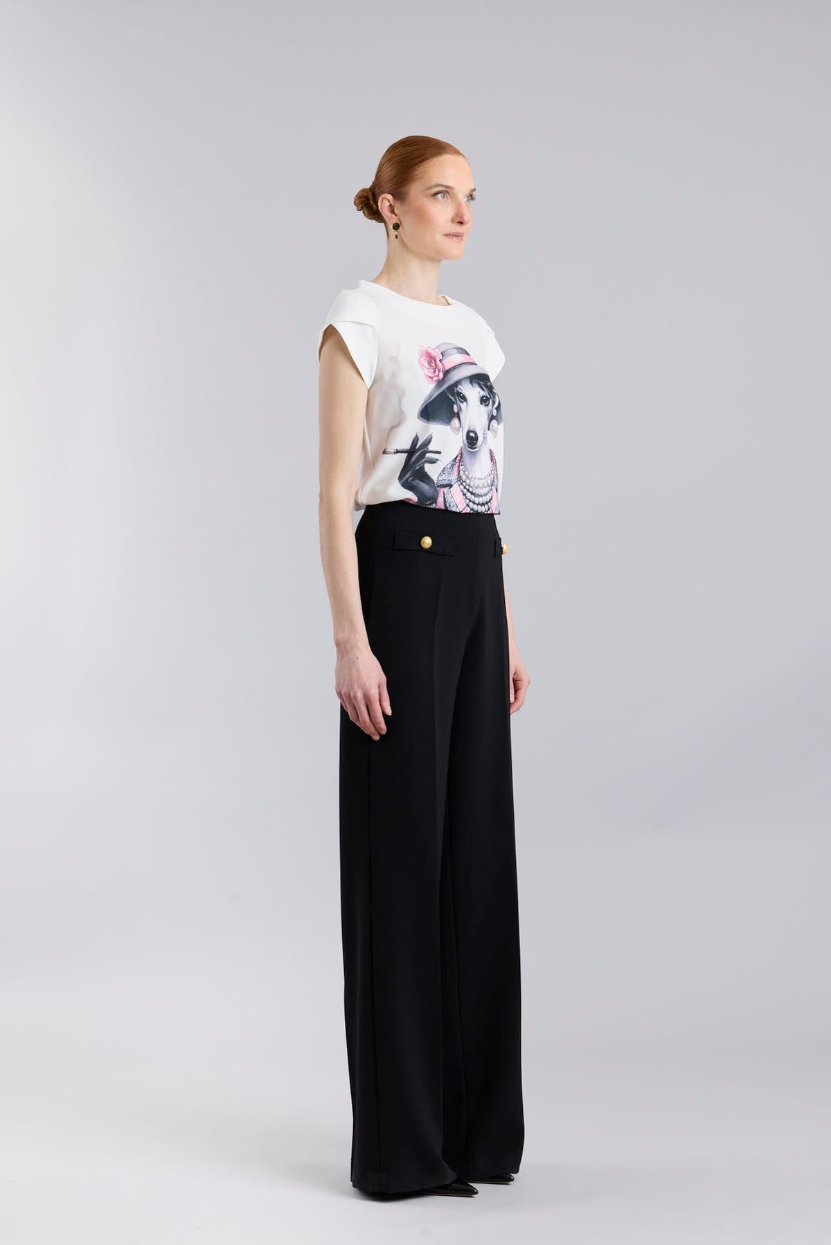 Camiseta estampada blanco Camelia de corte fluido con mangas en forma de pétalo y elegante ilustración frontal.
