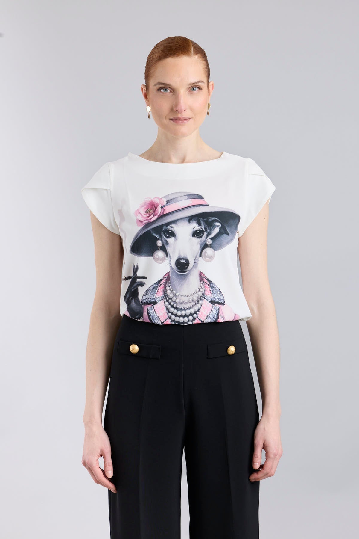 Camiseta estampada blanco Camelia de corte fluido con mangas en forma de pétalo y elegante ilustración frontal.