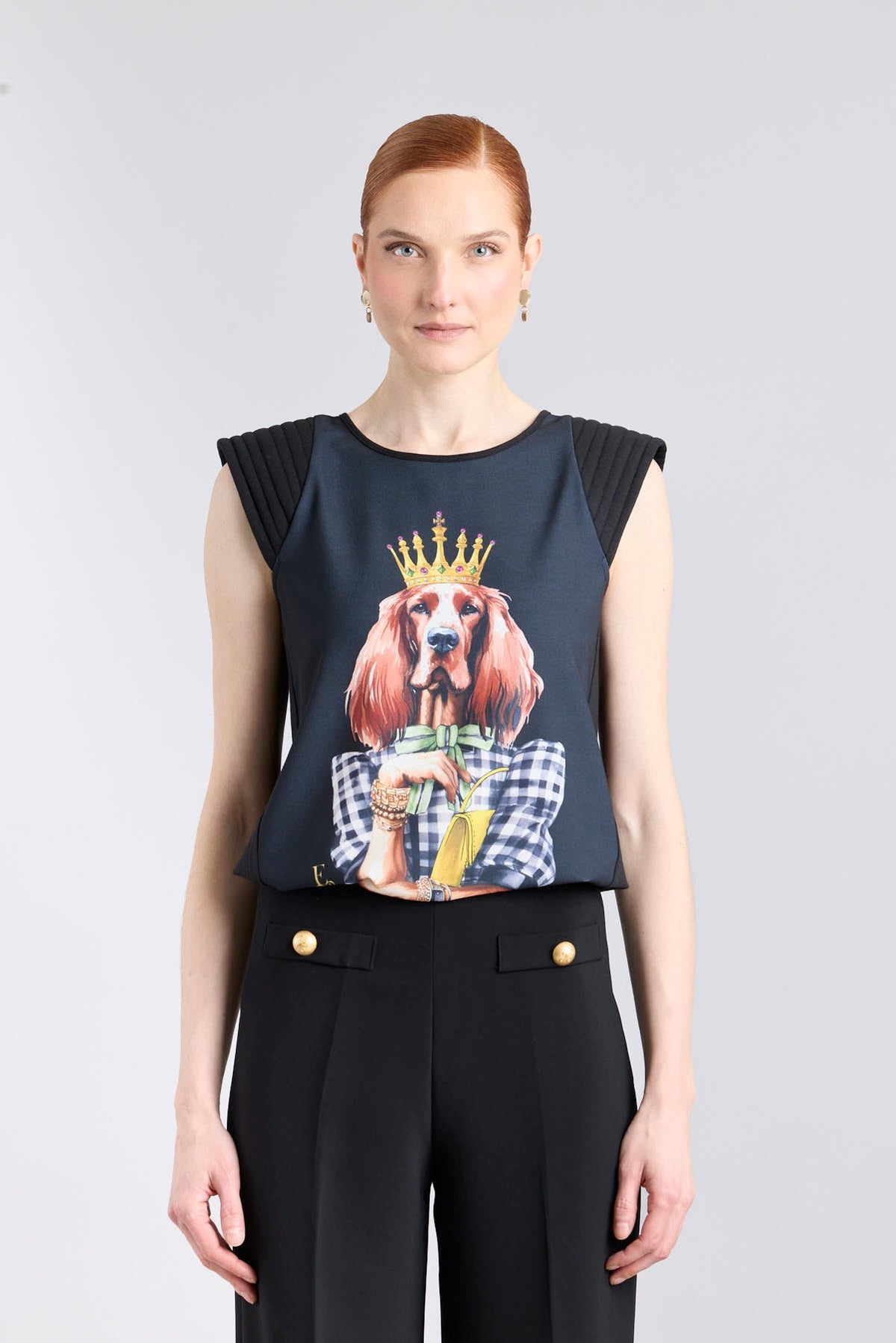 Camiseta negra con ilustración de perro Setter luciendo una corona dorada y lazo verde de The Extreme Collection.