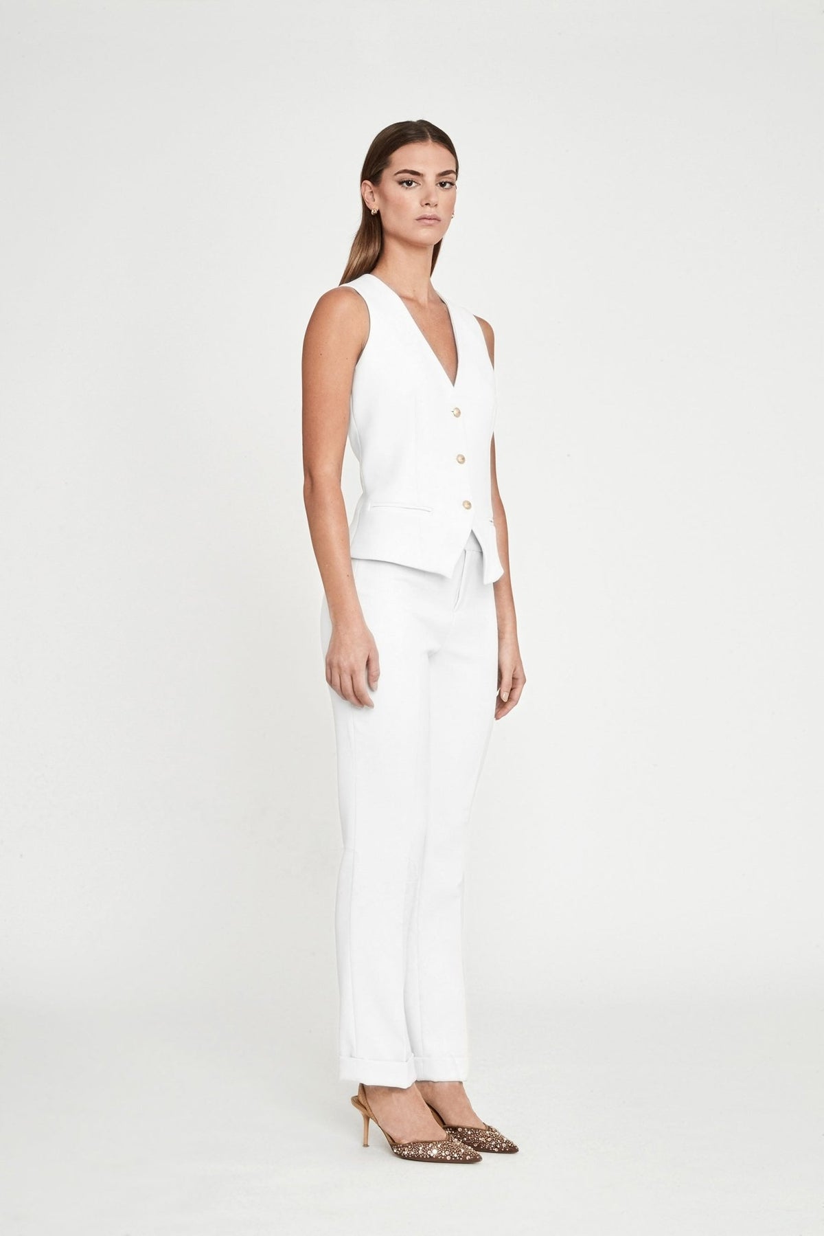 Chaleco sastre blanco Atelier en super crepe con tres botones, bolsillos de vivo y elegantes detalles dorados. Sastrería artesanal y sostenible hecha en España.