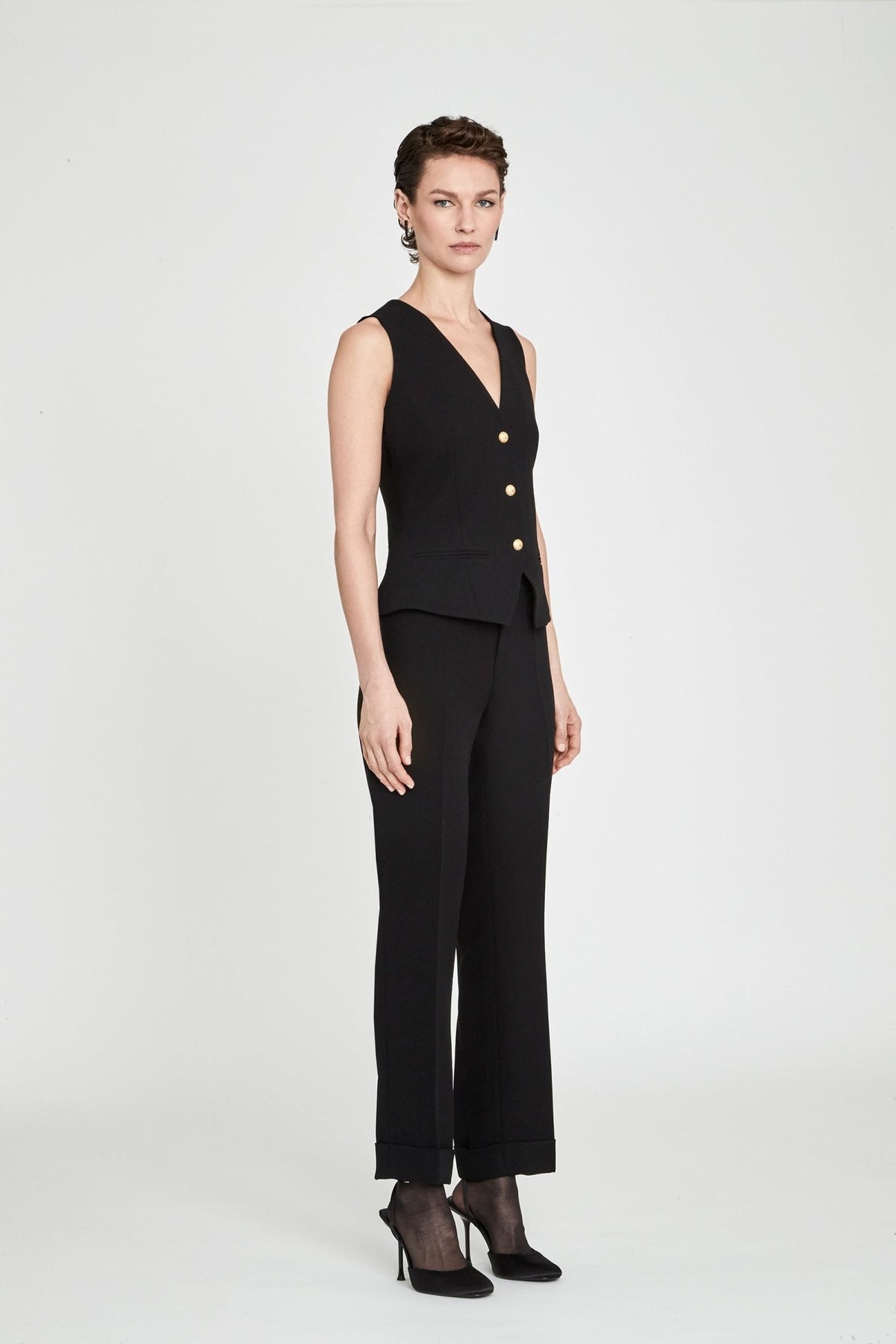 Chaleco sastre negro Atelier en super crepé de tres botones con bolsillos de vivo y detalles dorados con logo.