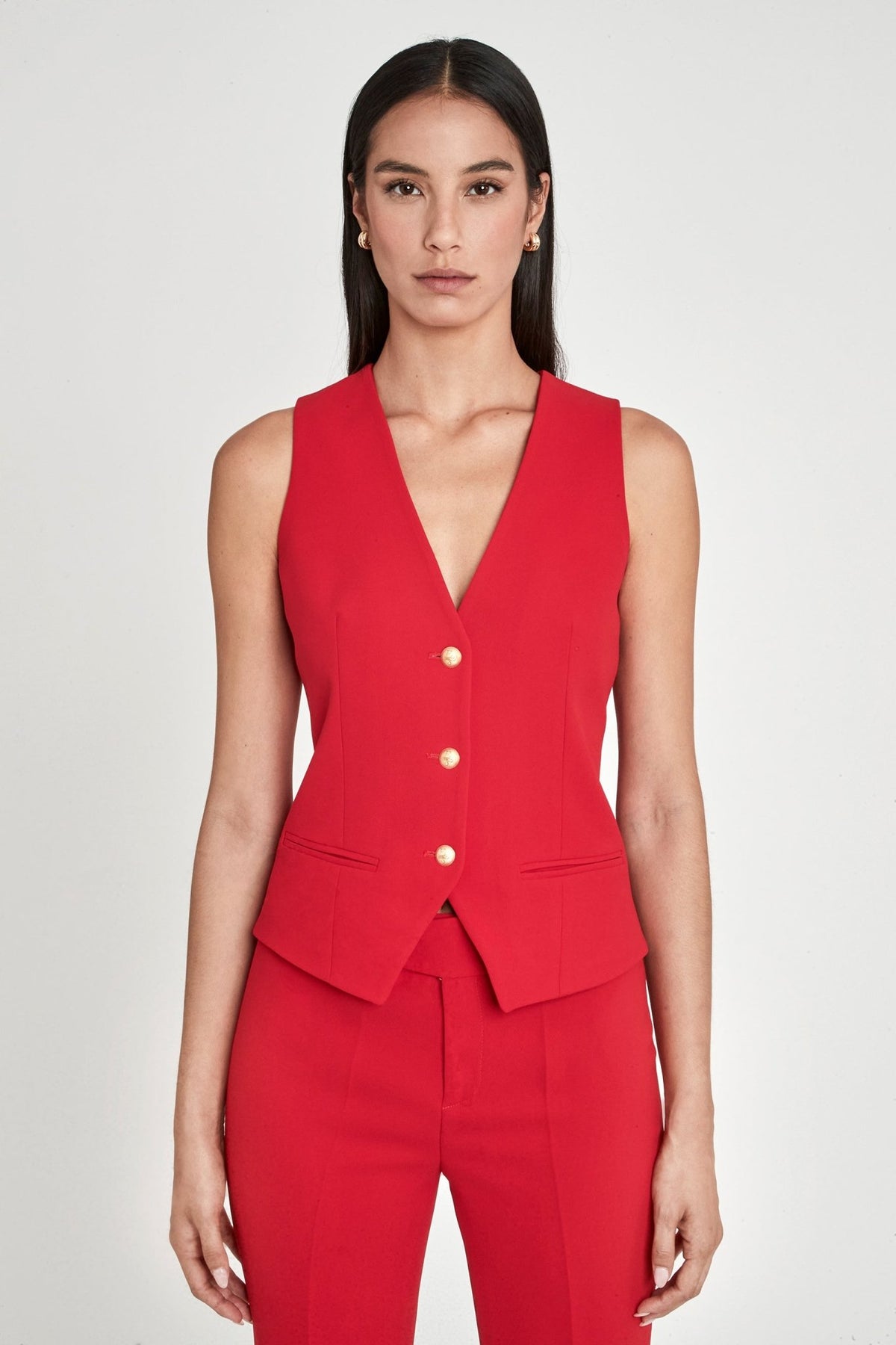 Chaleco sastre rojo Atelier en super crepé de tres botones con bolsillos de vivo y detalles dorados con logo.