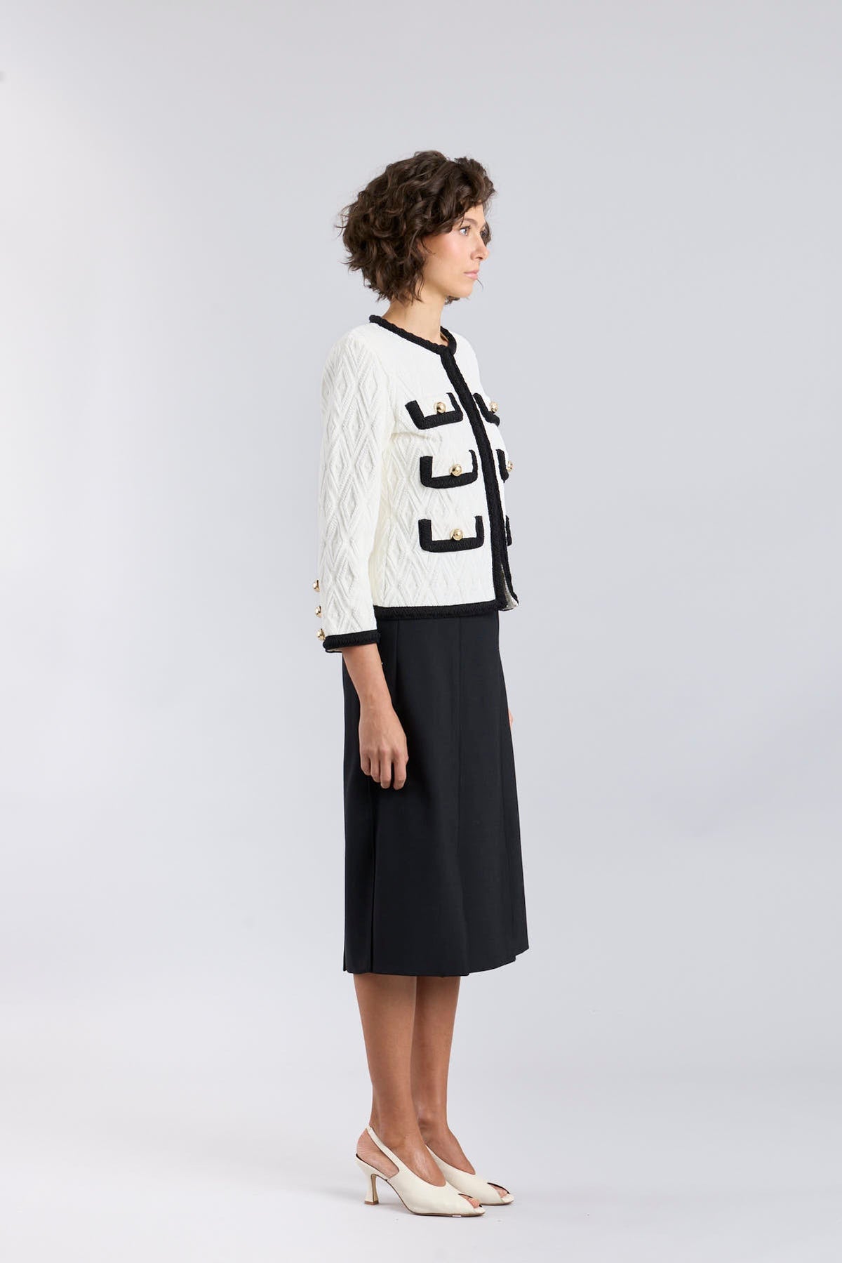 Chaqueta bicolor para mujer modelo Bianca en blanco con vivos negros.