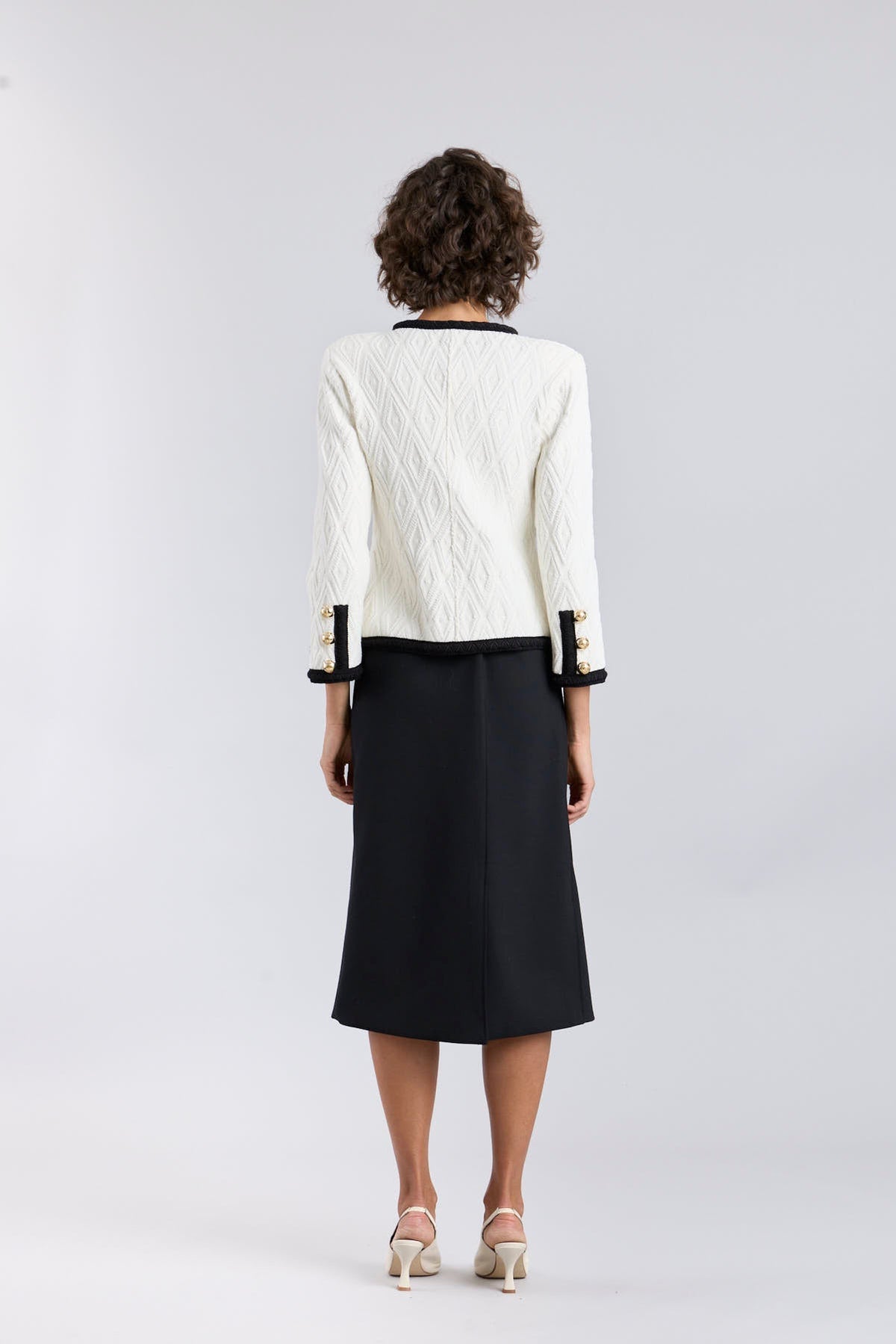 Chaqueta bicolor para mujer modelo Bianca en blanco con vivos negros.