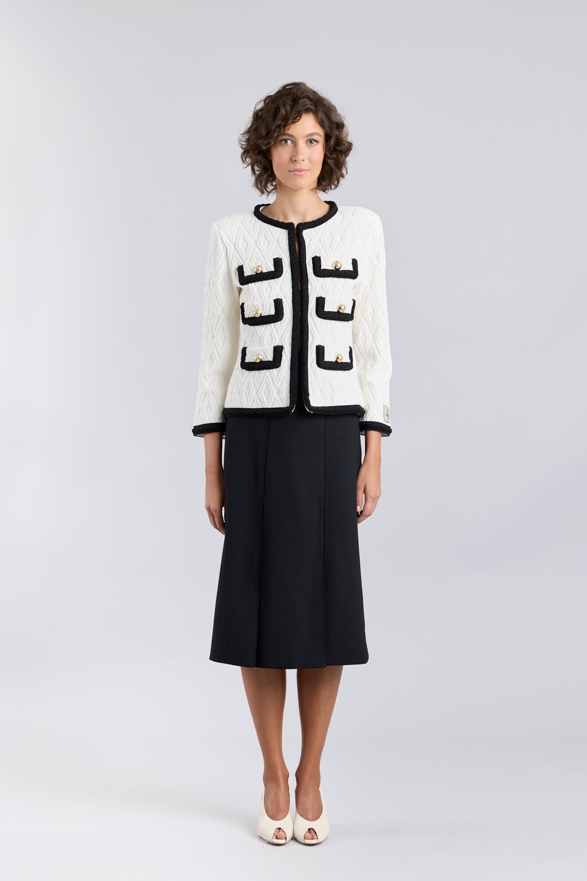 Chaqueta bicolor para mujer modelo Bianca en blanco con vivos negros.
