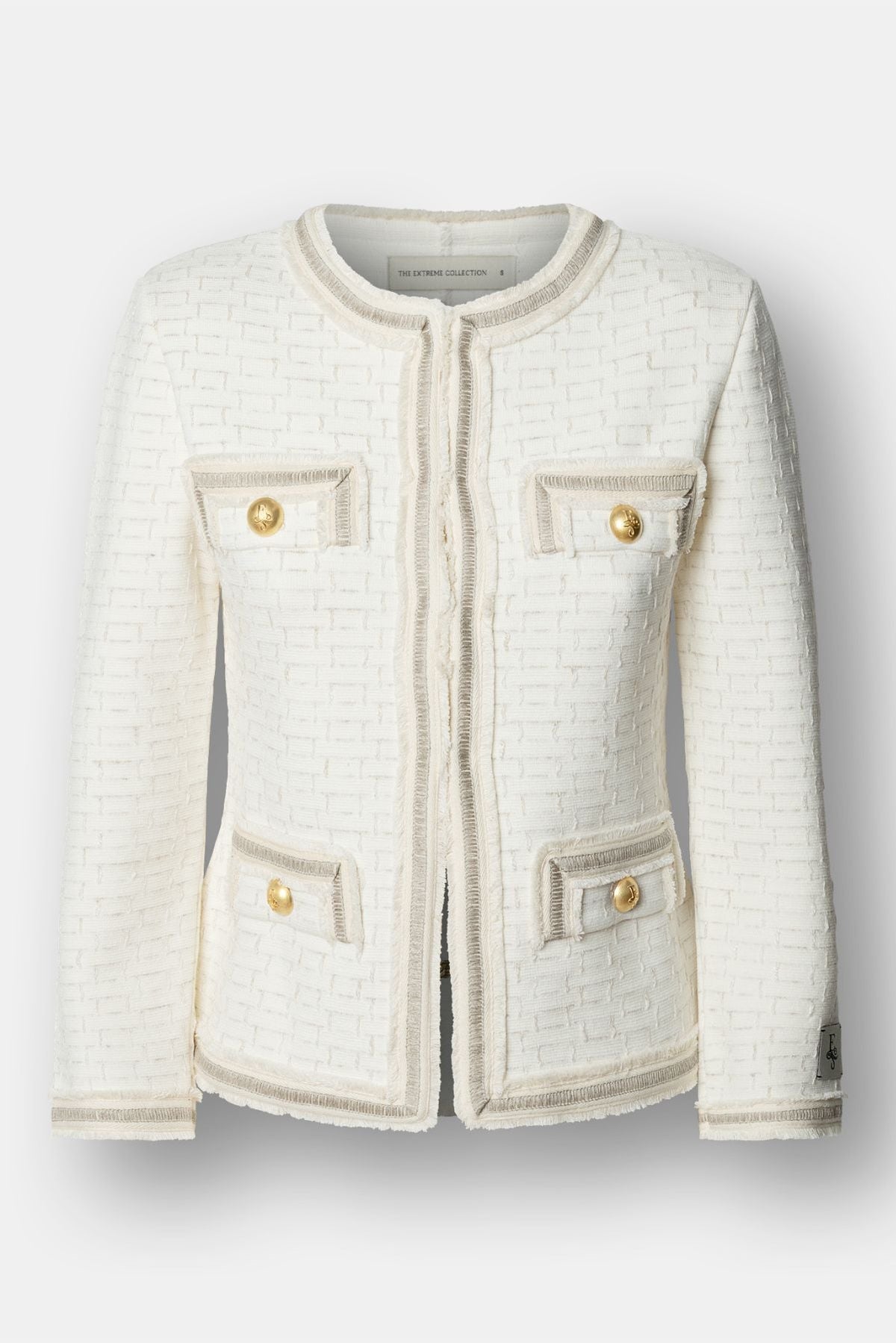 Chaqueta corta estructurada mujer modelo Cameron en color crudo con botones dorados.