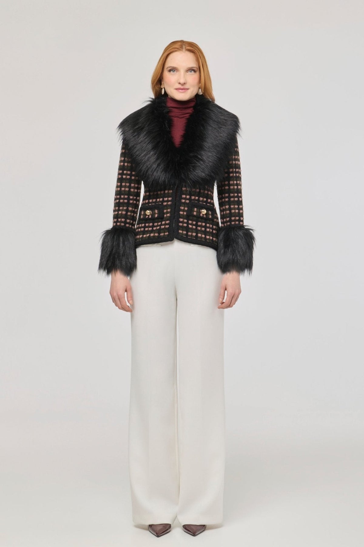 Chaqueta corta con aplicaciones de pelo ecológico Angele, con base de tejido estructurado multicolor y detalles de pelo en cuello y puños.
