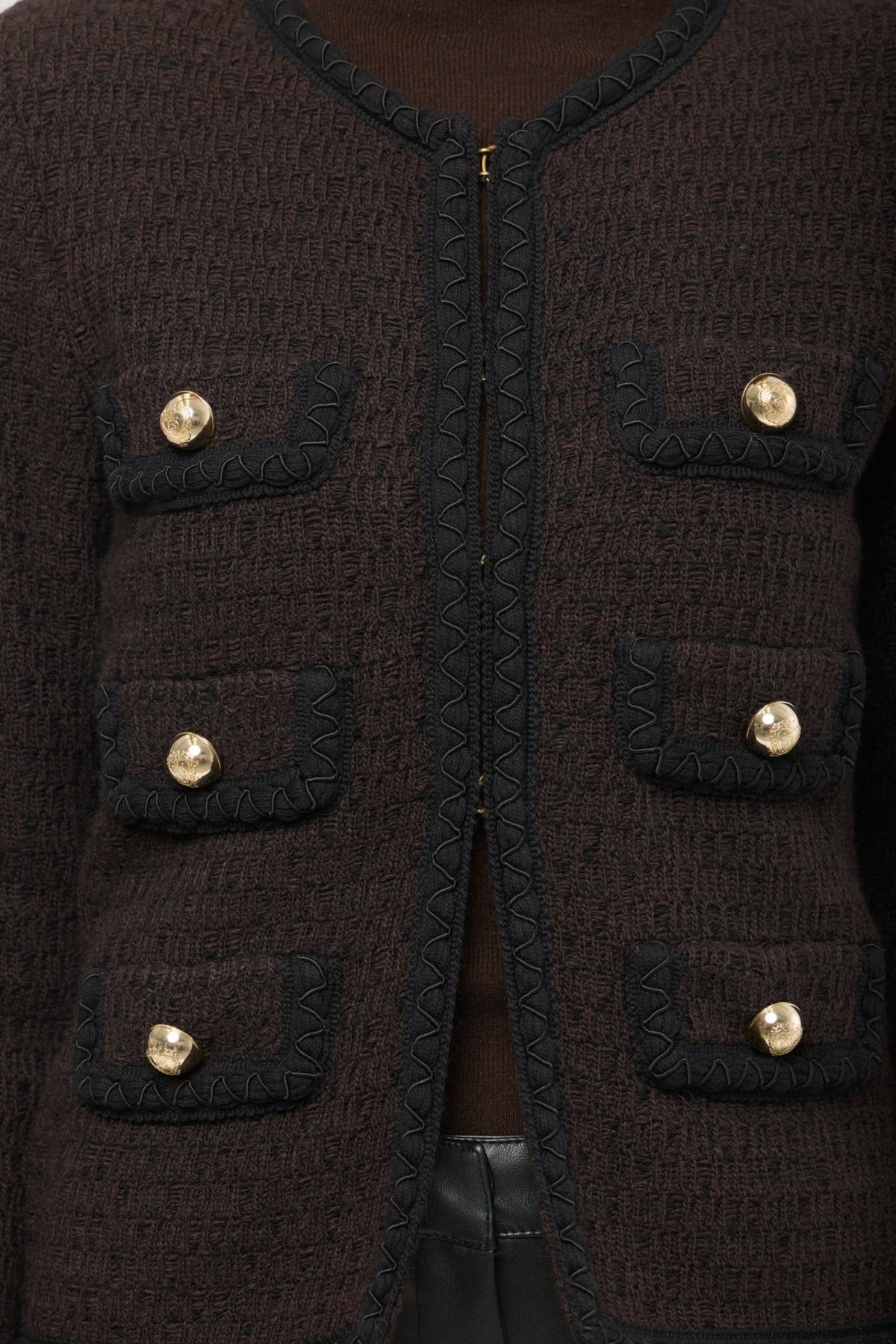 Chaqueta corta de punto marrón para mujer Preston, con ribetes en contraste y botones dorados.