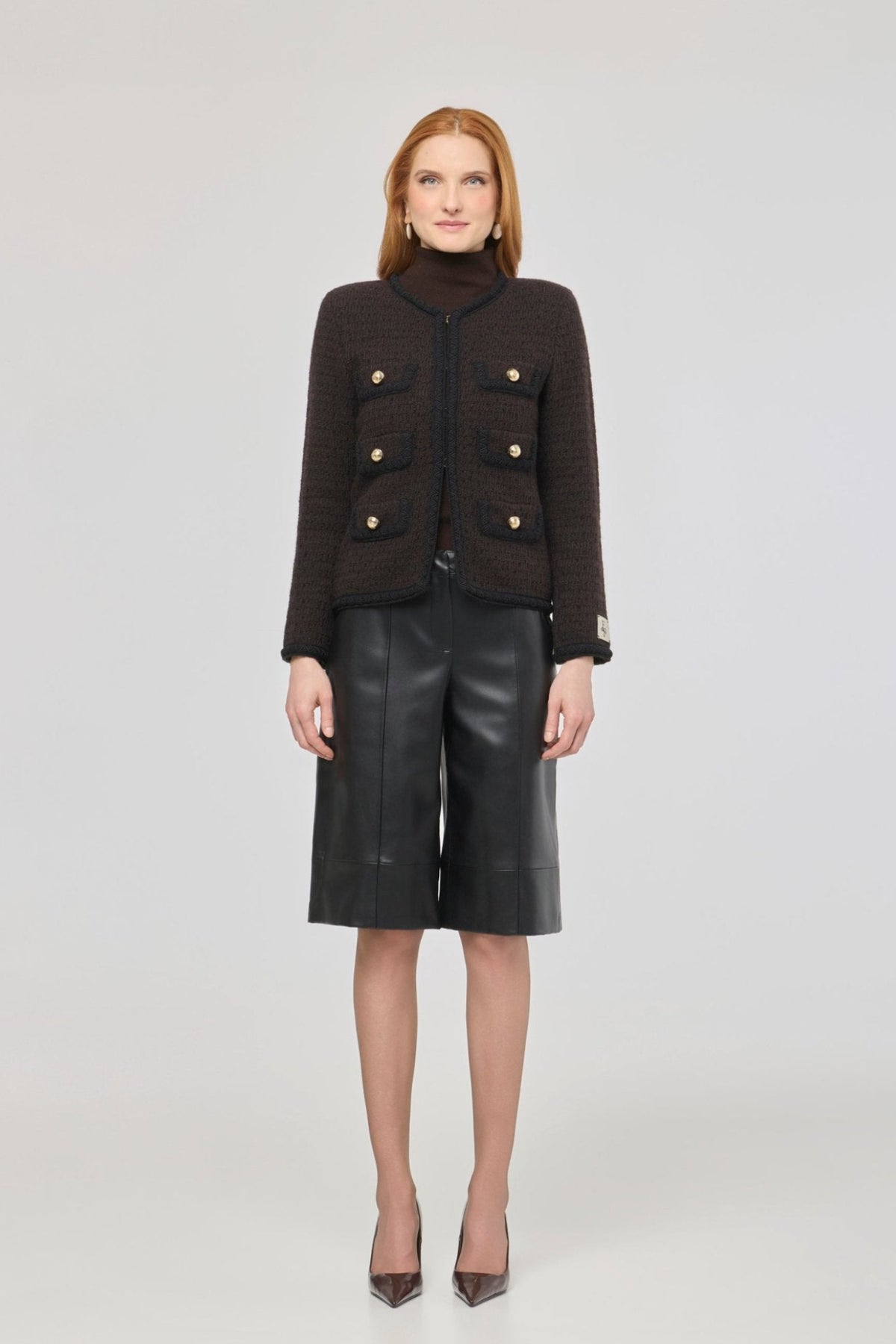 Chaqueta corta de punto marrón para mujer Preston, con ribetes en contraste y botones dorados.