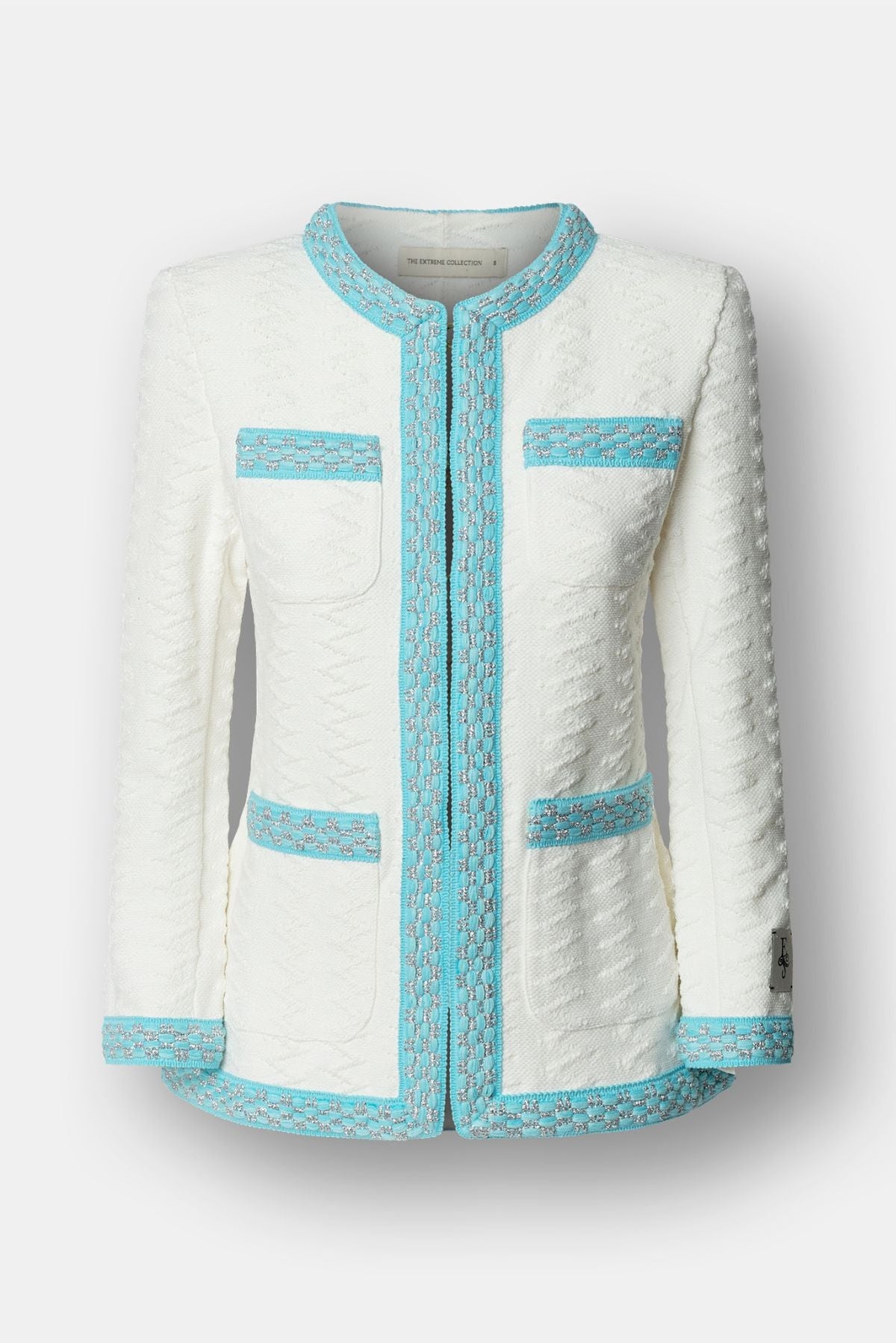 Chaqueta estructurada de mujer modelo Archer en blanco con vivos turquesa.