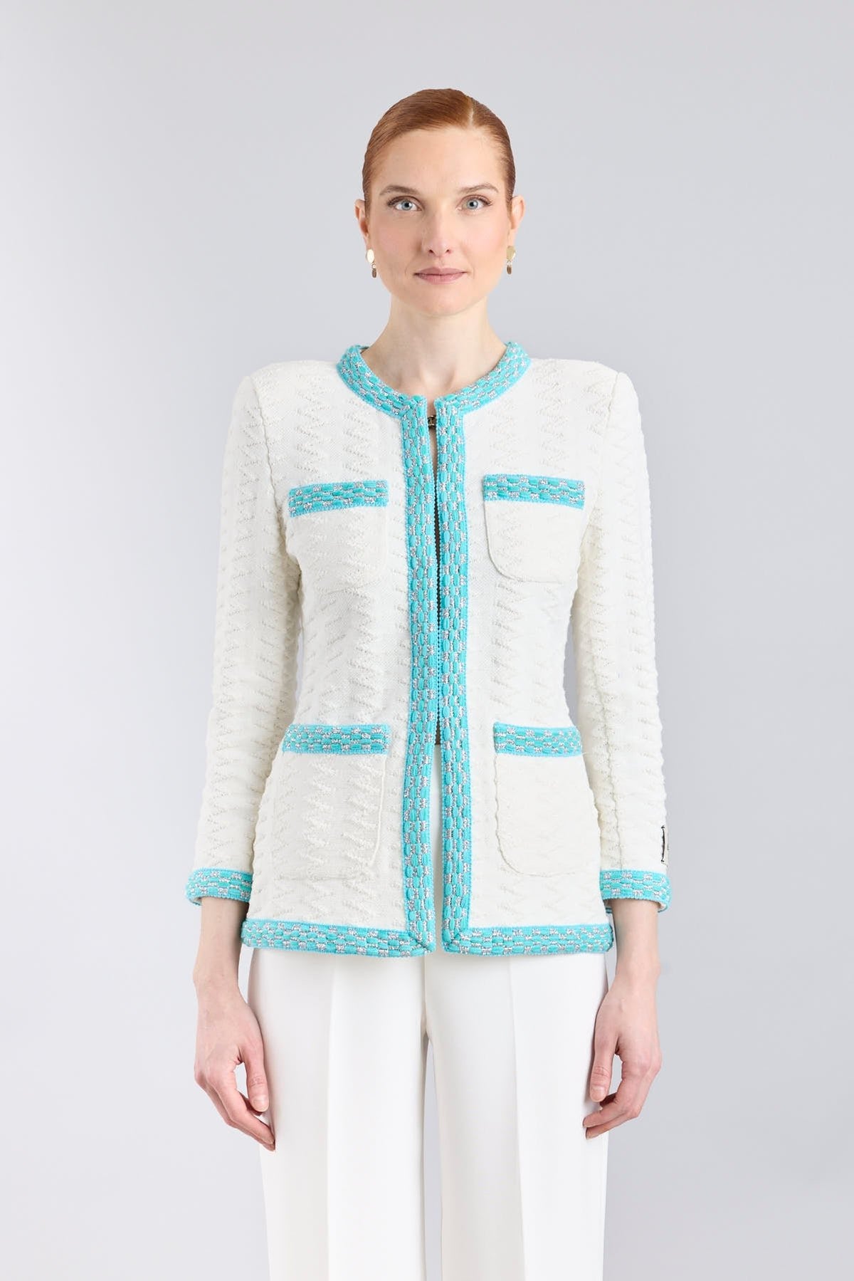 Chaqueta estructurada de mujer modelo Archer en blanco con vivos turquesa.