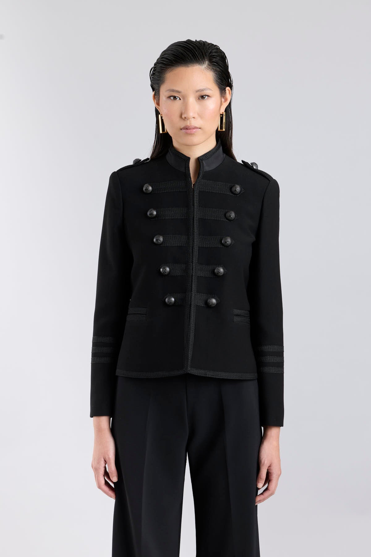 Chaqueta húsar negra para mujer modelo Brooklyn con alamares artesanales.