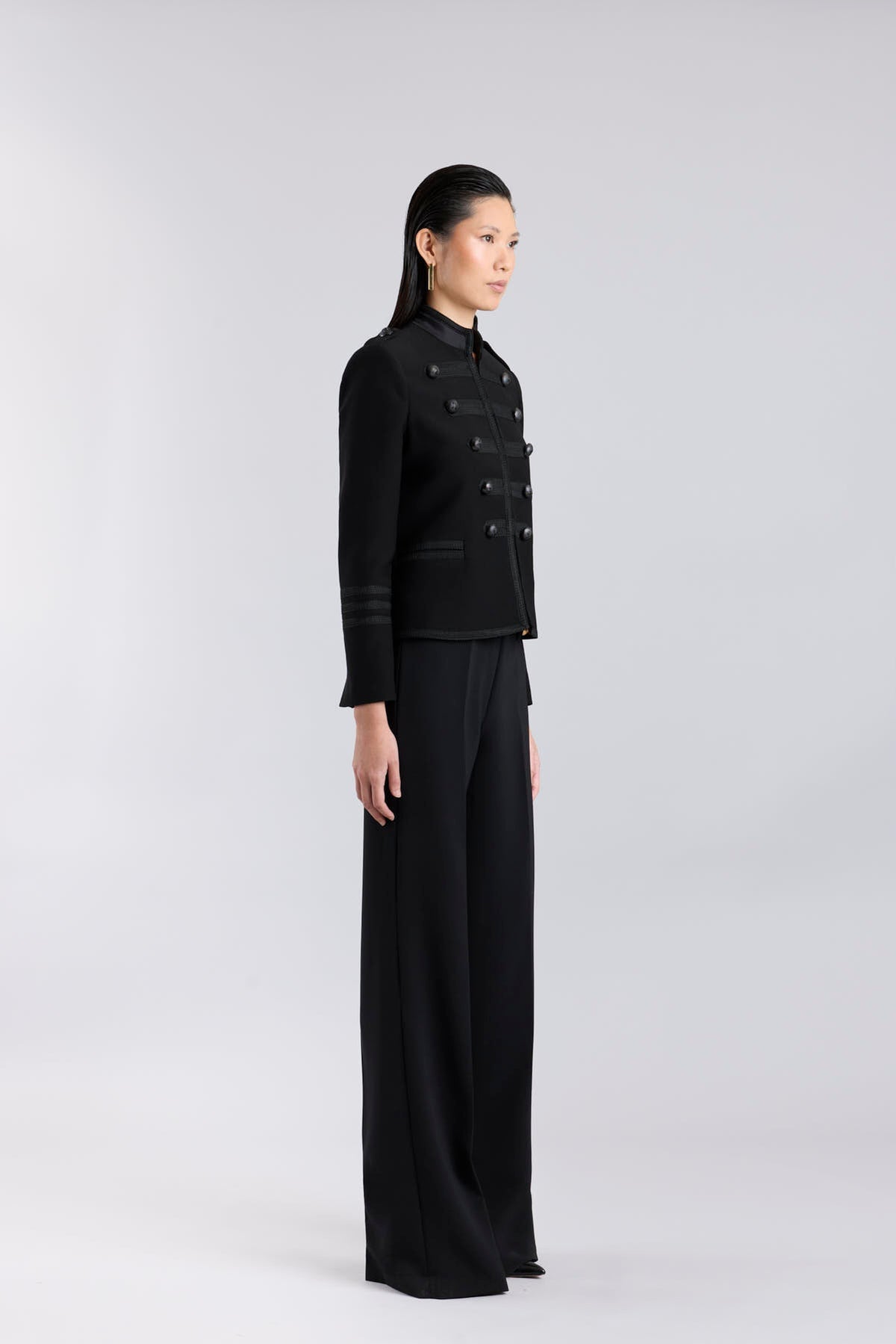 Chaqueta húsar negra para mujer modelo Brooklyn con alamares artesanales.