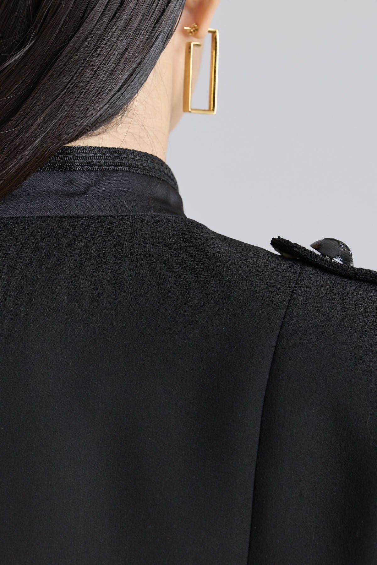Chaqueta húsar negra para mujer modelo Brooklyn con alamares artesanales.