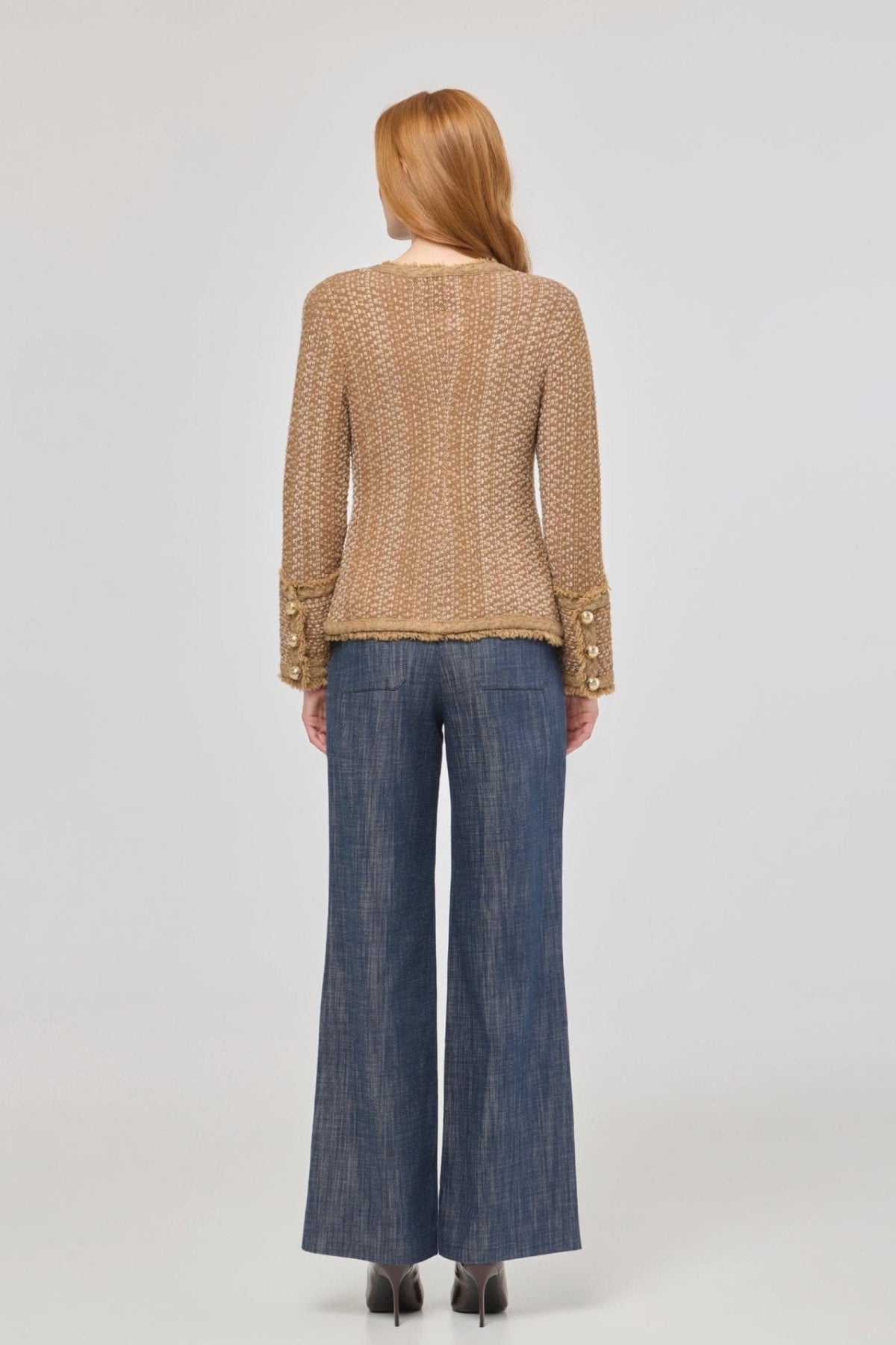 Chaqueta corta tweed para mujer Bryony, con textura rica, acabados desflecados y botones dorados.