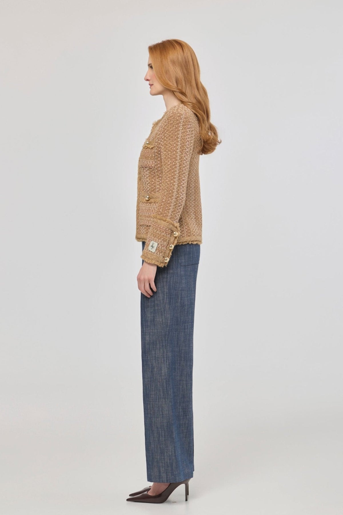 Chaqueta corta tweed para mujer Bryony, con textura rica, acabados desflecados y botones dorados.