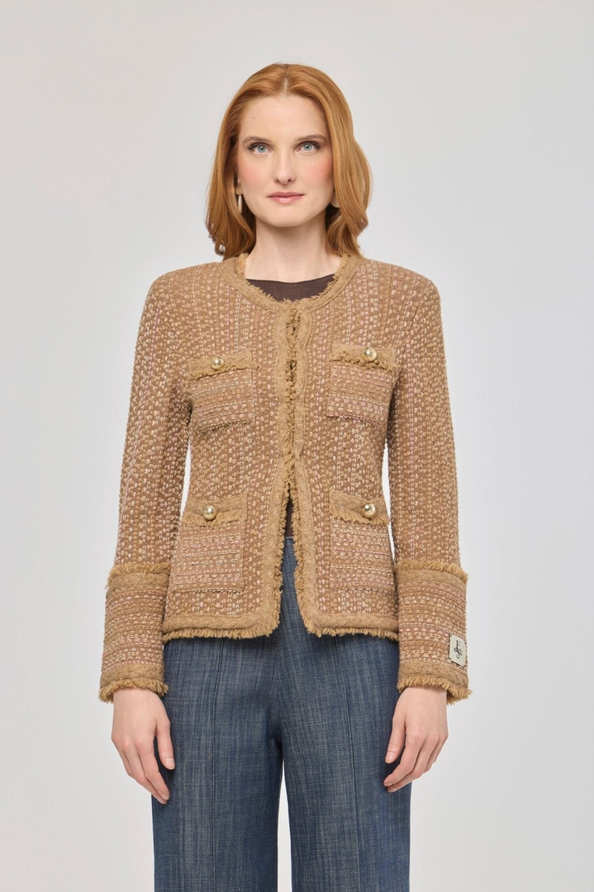 Chaqueta corta tweed para mujer Bryony, con textura rica, acabados desflecados y botones dorados.