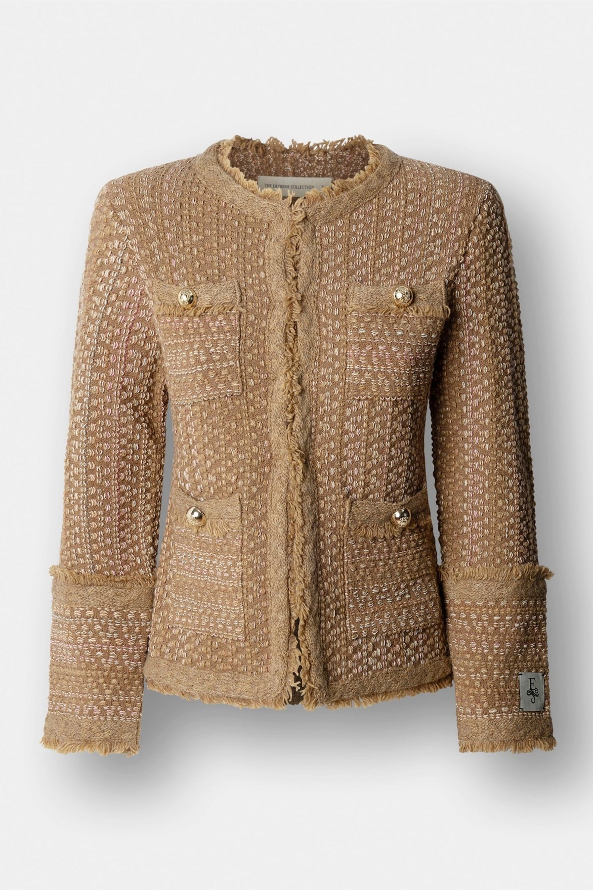 Chaqueta corta tweed para mujer Bryony, con textura rica, acabados desflecados y botones dorados.