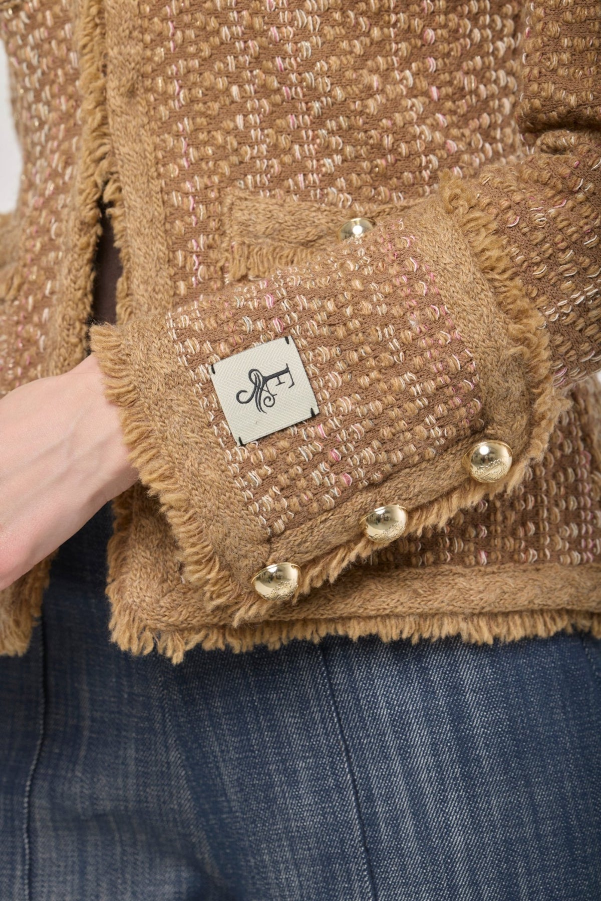 Chaqueta corta tweed para mujer Bryony, con textura rica, acabados desflecados y botones dorados.