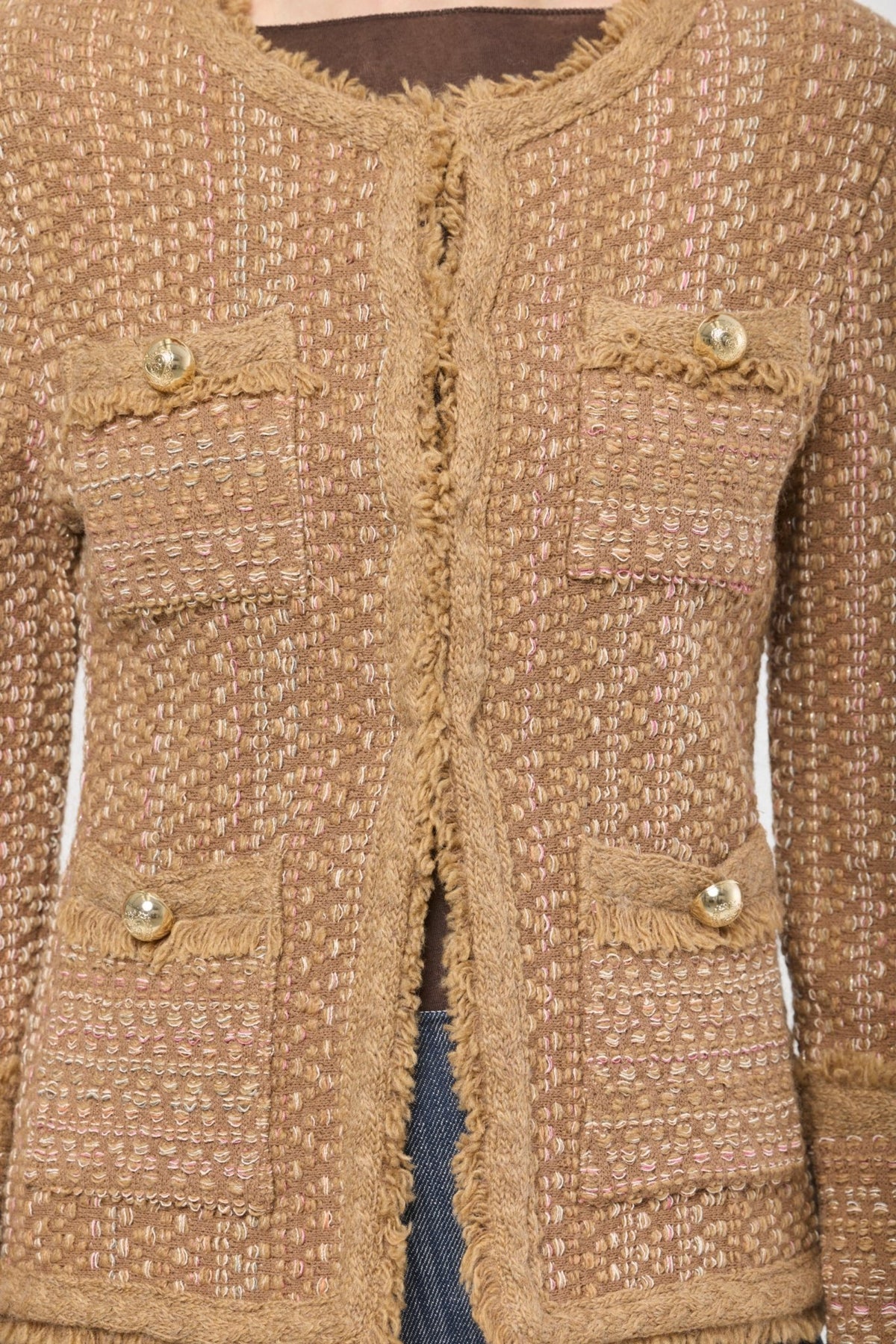 Chaqueta corta tweed para mujer Bryony, con textura rica, acabados desflecados y botones dorados.