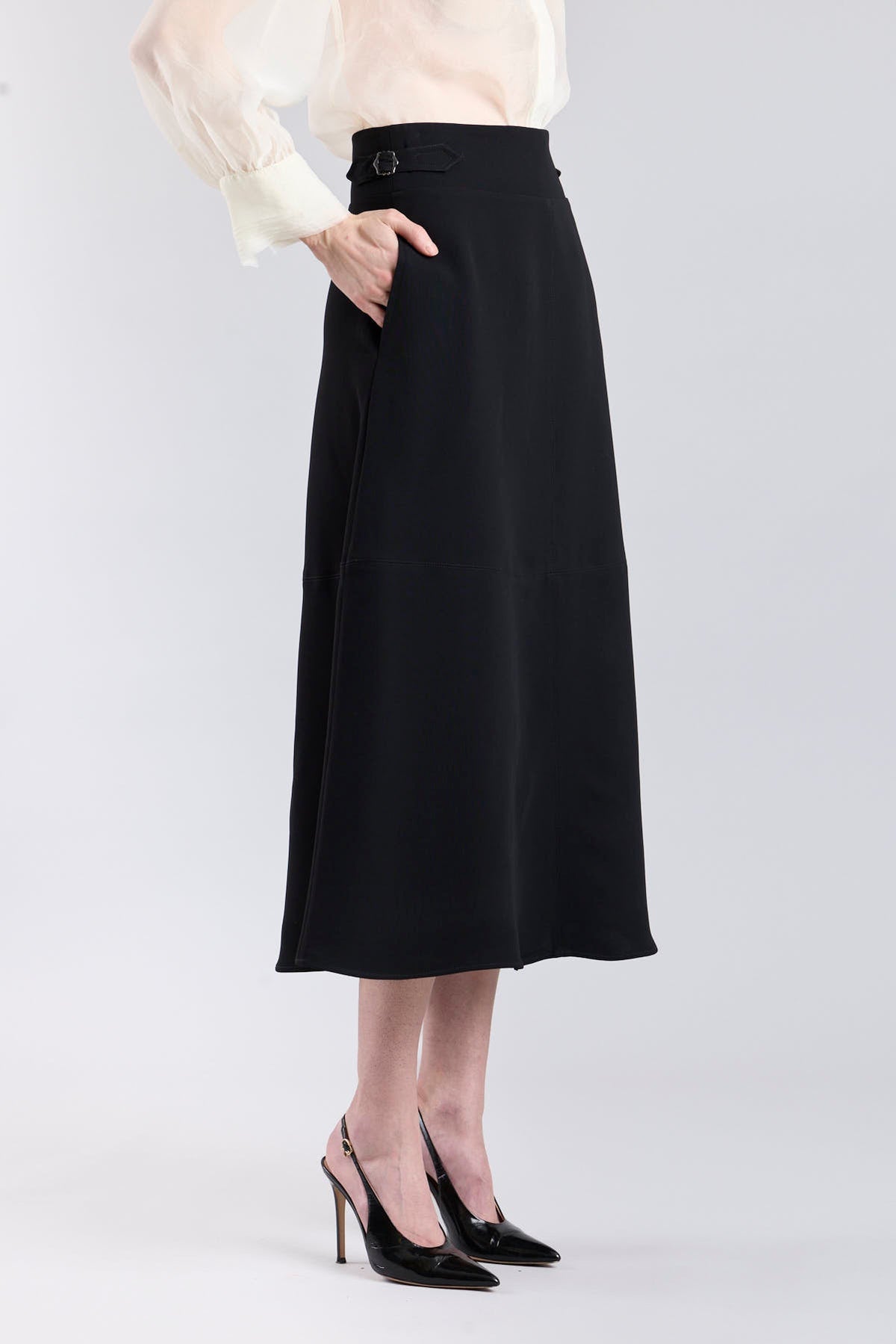 Falda midi de corte evasé color negro con detalle de hebillas en la cintura de The Extreme Collection.