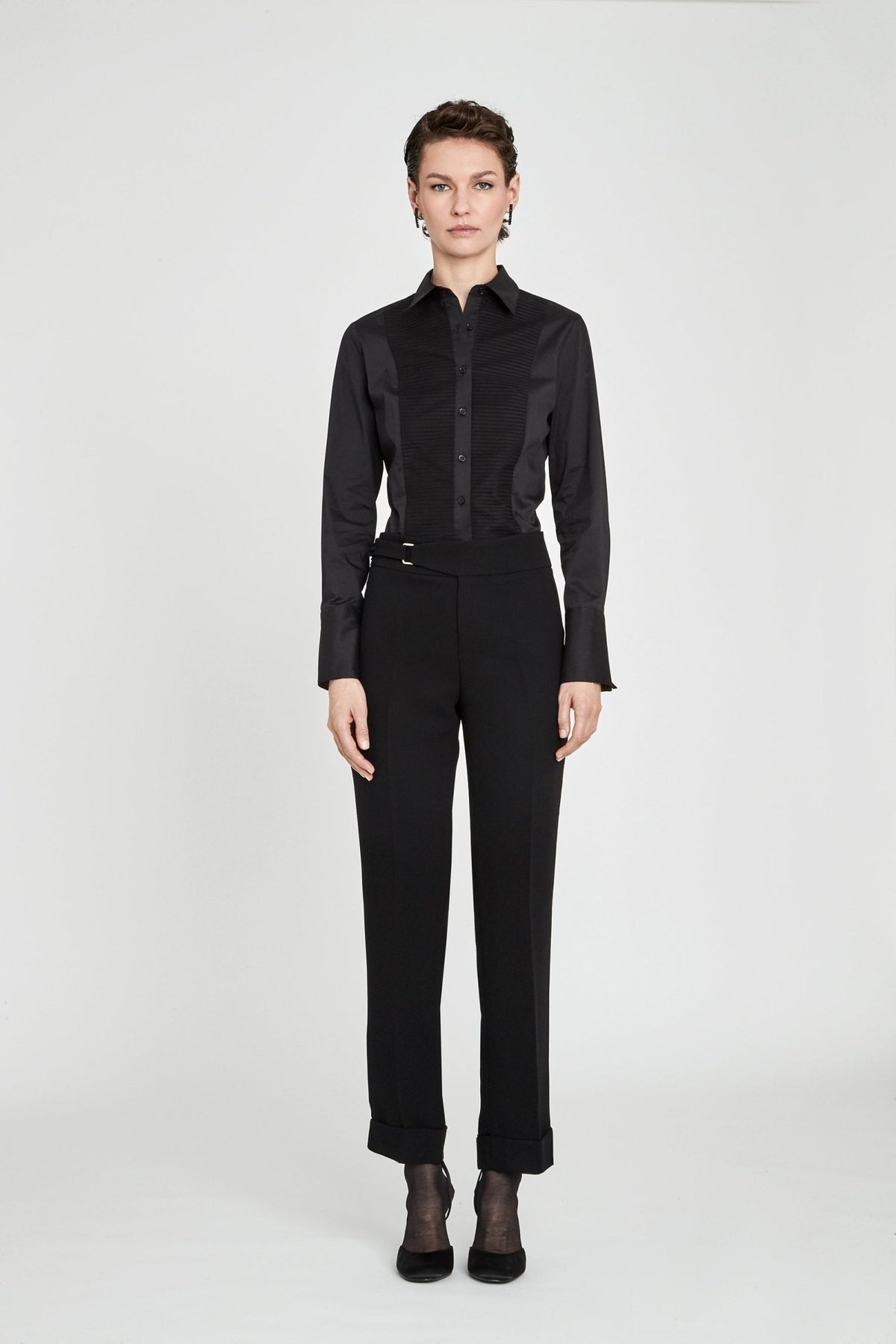 Pantalón hebilla negro Atelier de corte recto en super crepé con elegante detalle de hebilla lateral.