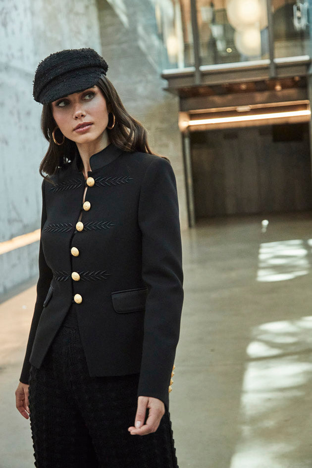 Blazer militar bordada negro Renata 01 con bordado en espiga, cuello mao de satén y botones dorados.