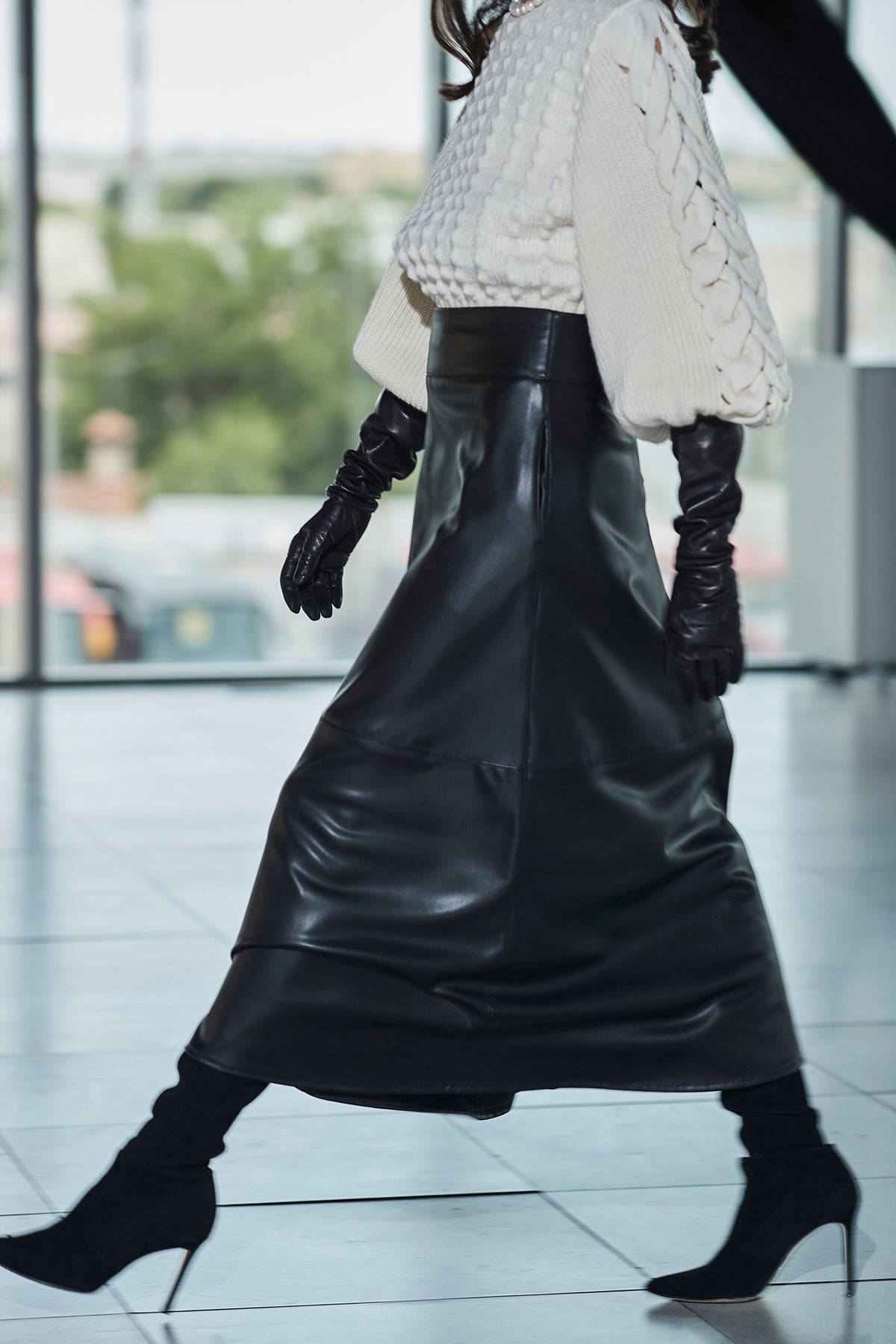 Falda midi ecopiel negra de cintura alta con efecto piel y un cautivador tono profundo. Elegancia, audacia y versatilidad.