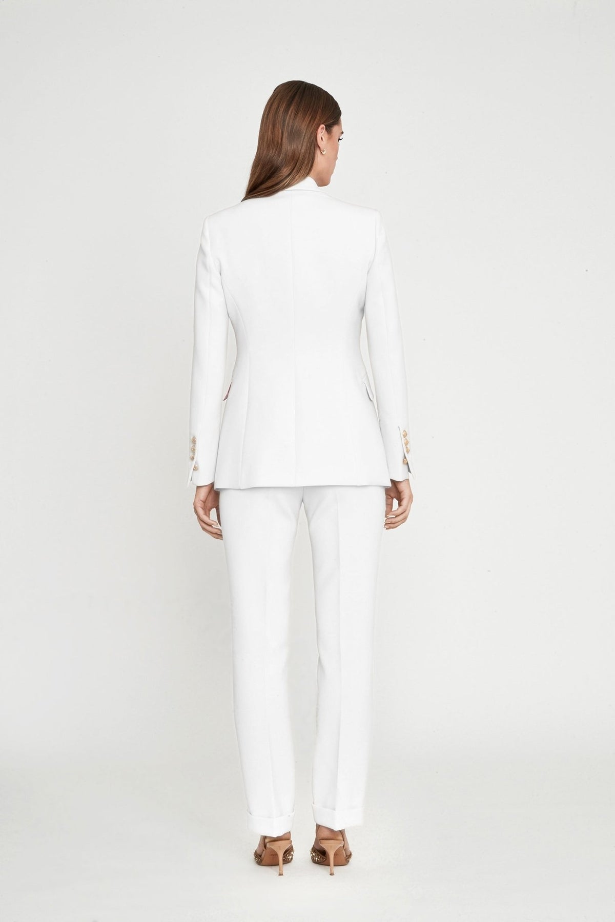 Blazer entallada blanca Paris de super crepe con solapa de pico, botón metálico dorado y bolsillos de cartera. Elegancia artesanal y sostenible.
