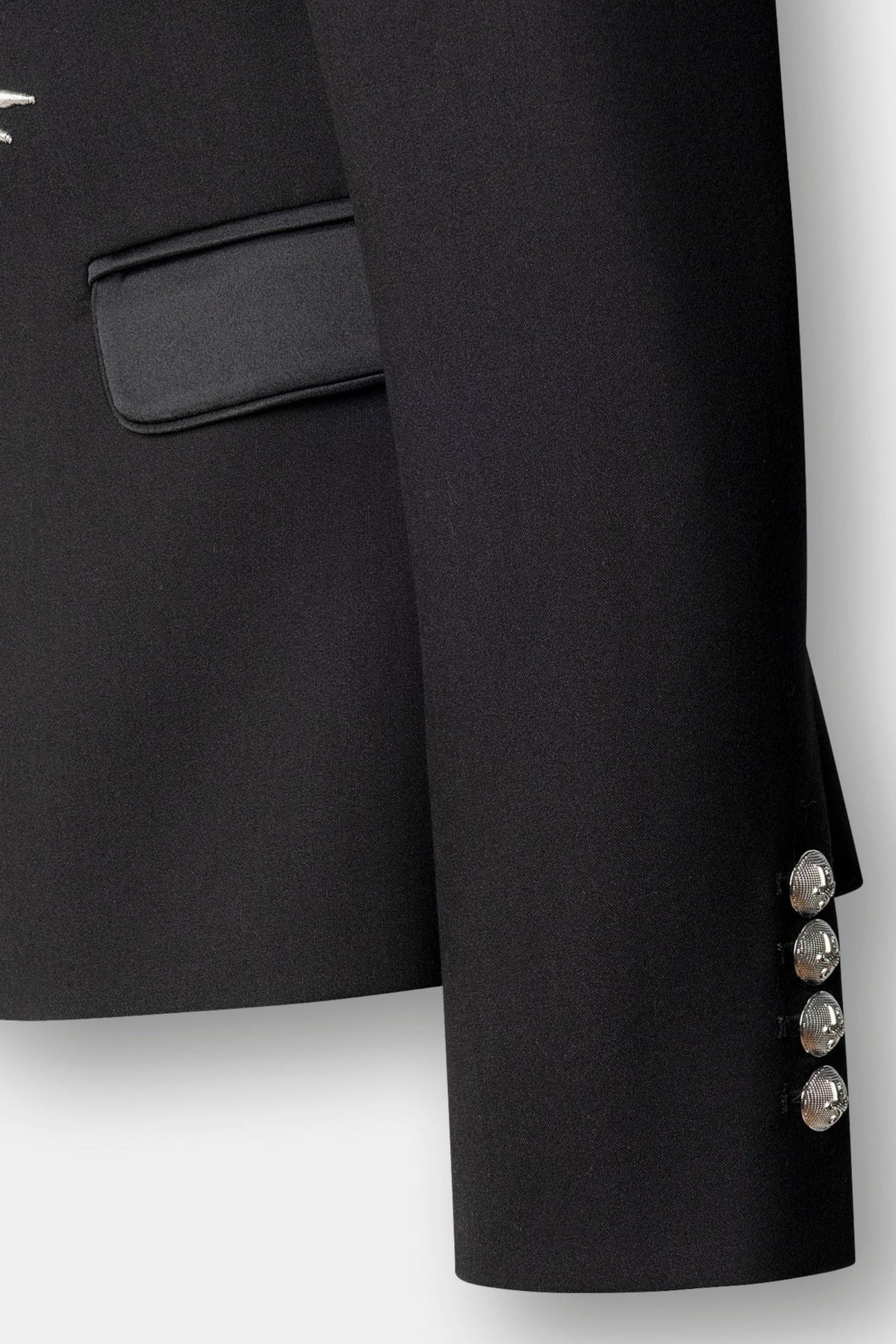 Blazer negra Renata Silver con bordado en espiga y botones plateados.