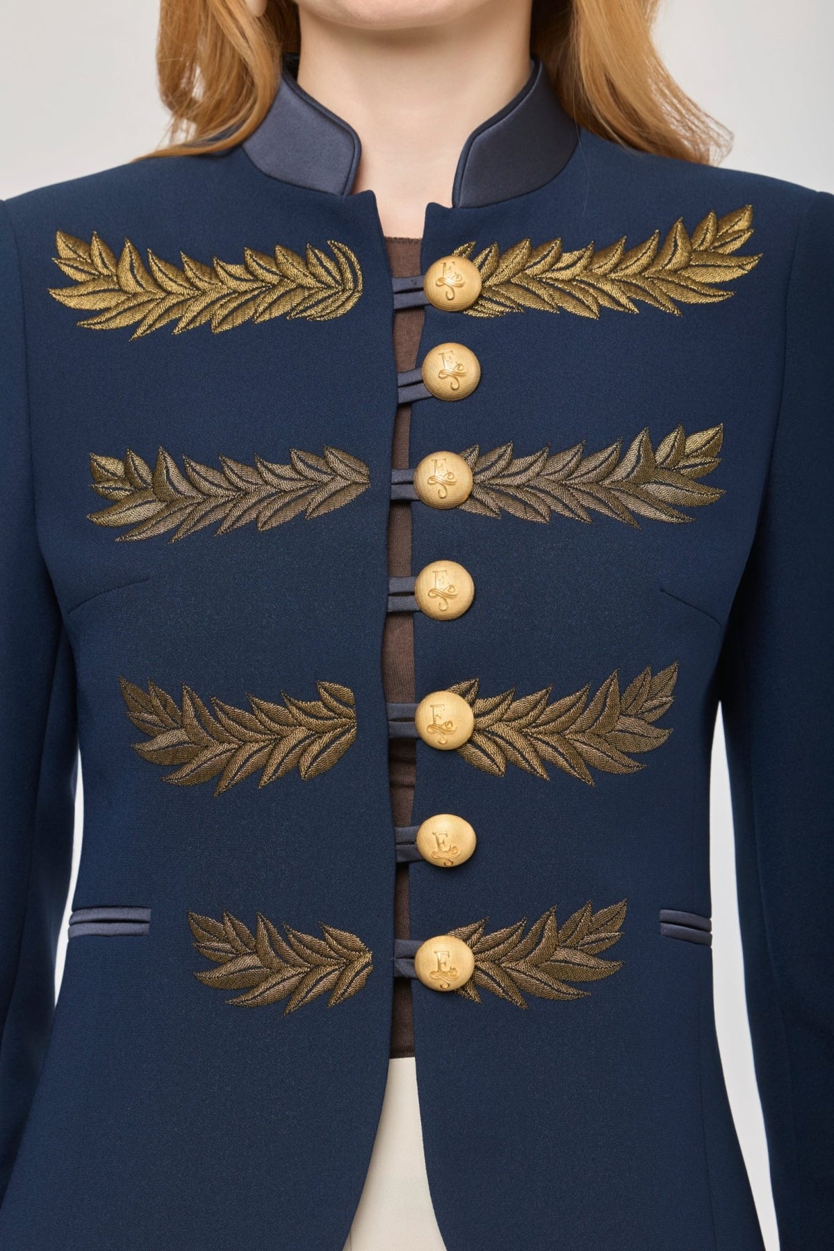 Blazer bordada azul marino Renata Love Gold de The Extreme Collection en color azul marino con detalles en hilo dorado.