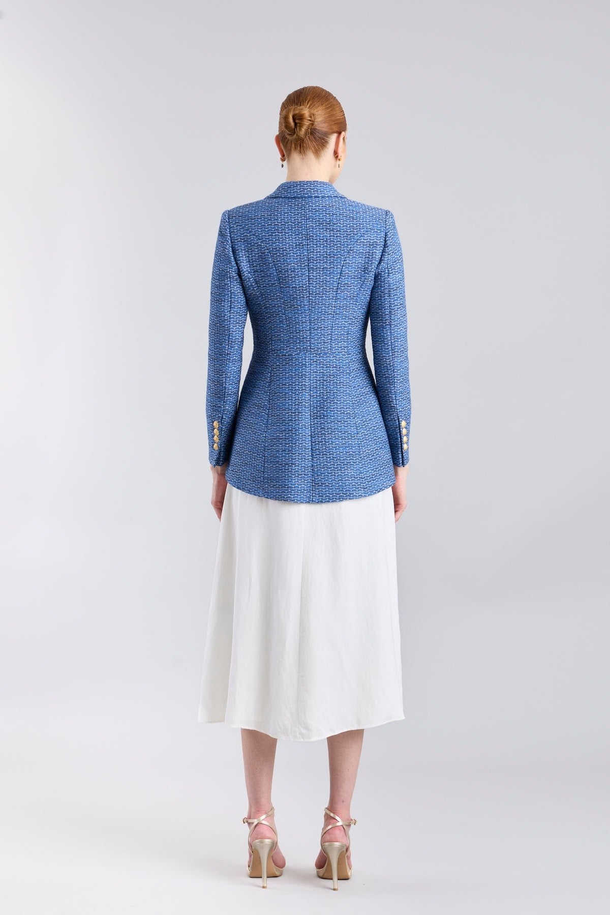 Blazer azul royal mujer modelo Coffety con botones metálicos.