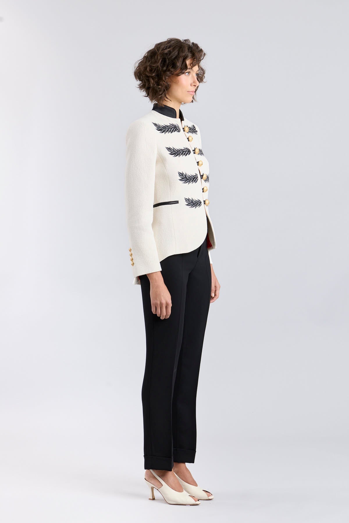 Blazer bordada blanco roto Renata Love con cuello mao y botones dorados.