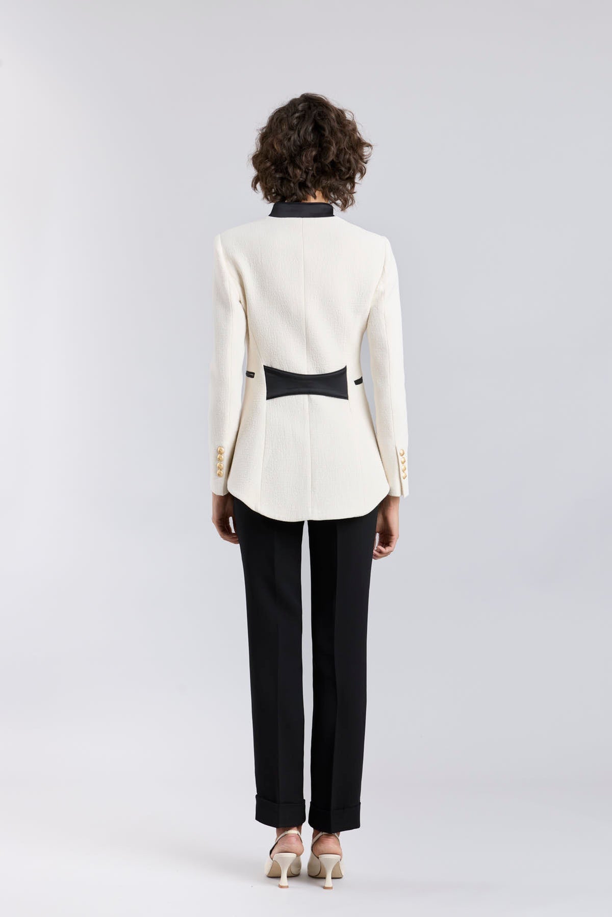 Blazer bordada blanco roto Renata Love con cuello mao y botones dorados.