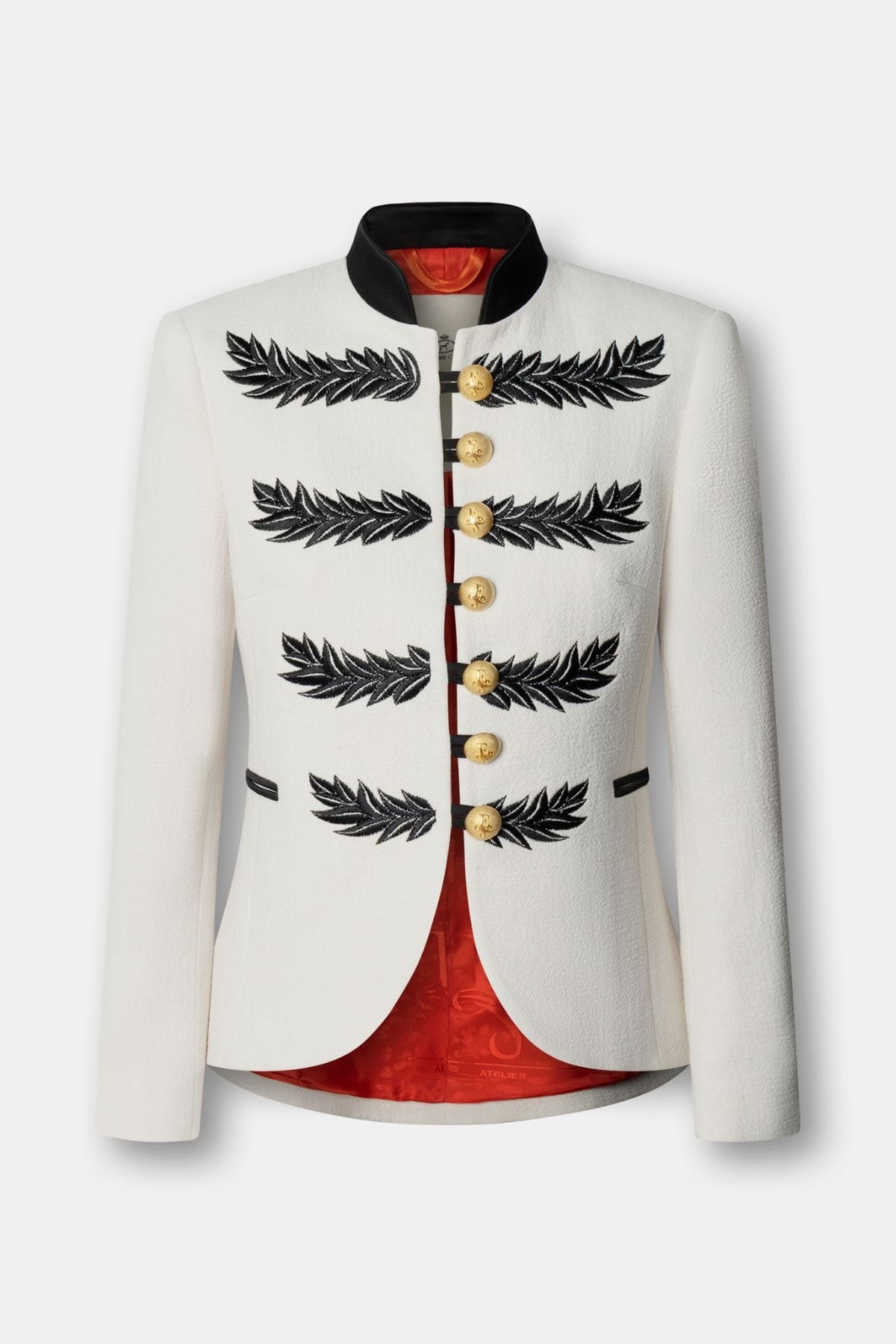 Blazer bordada blanco roto Renata Love con cuello mao y botones dorados.