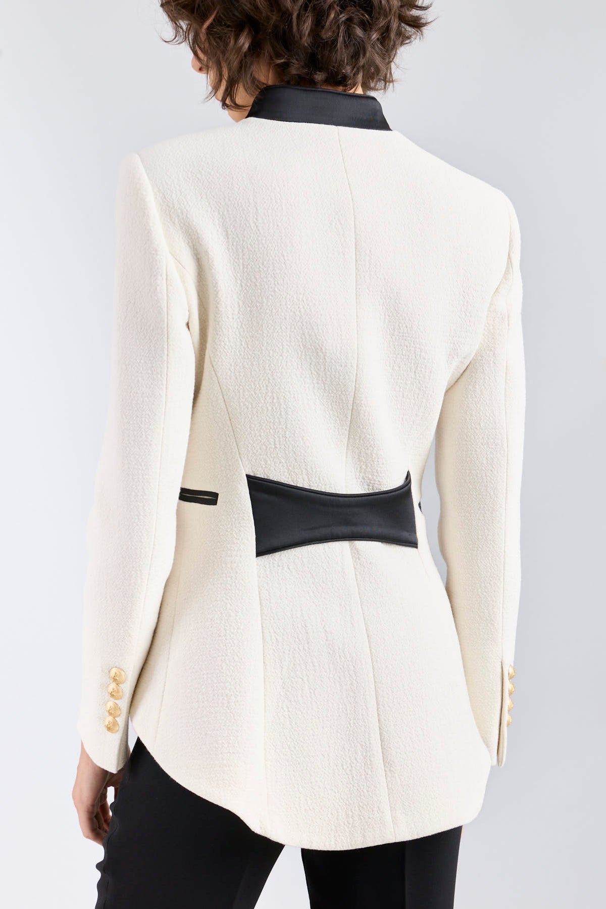 Blazer bordada blanco roto Renata Love con cuello mao y botones dorados.