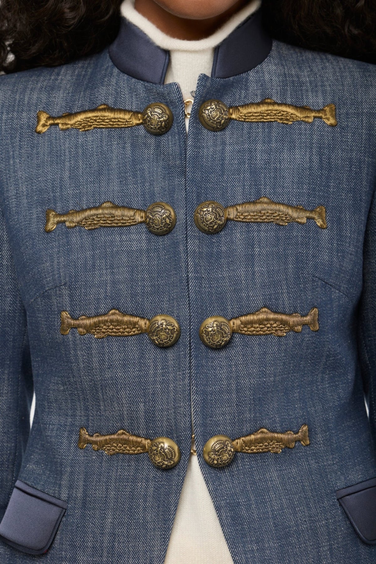 Blazer denim con bordados Nuvola Denimde The Extreme Collection confeccionada en tejido denim de 100% algodón con bordados dorados.