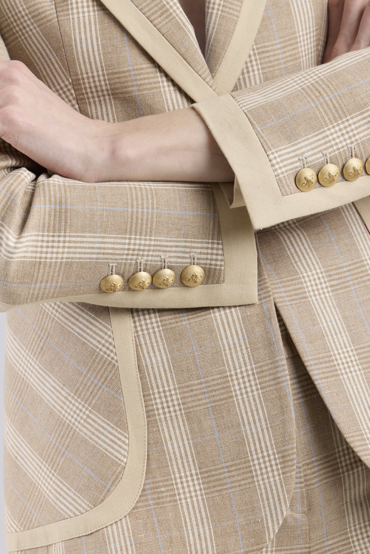 Blazer de lino camel modelo Gilbertine de The Extreme Collection.