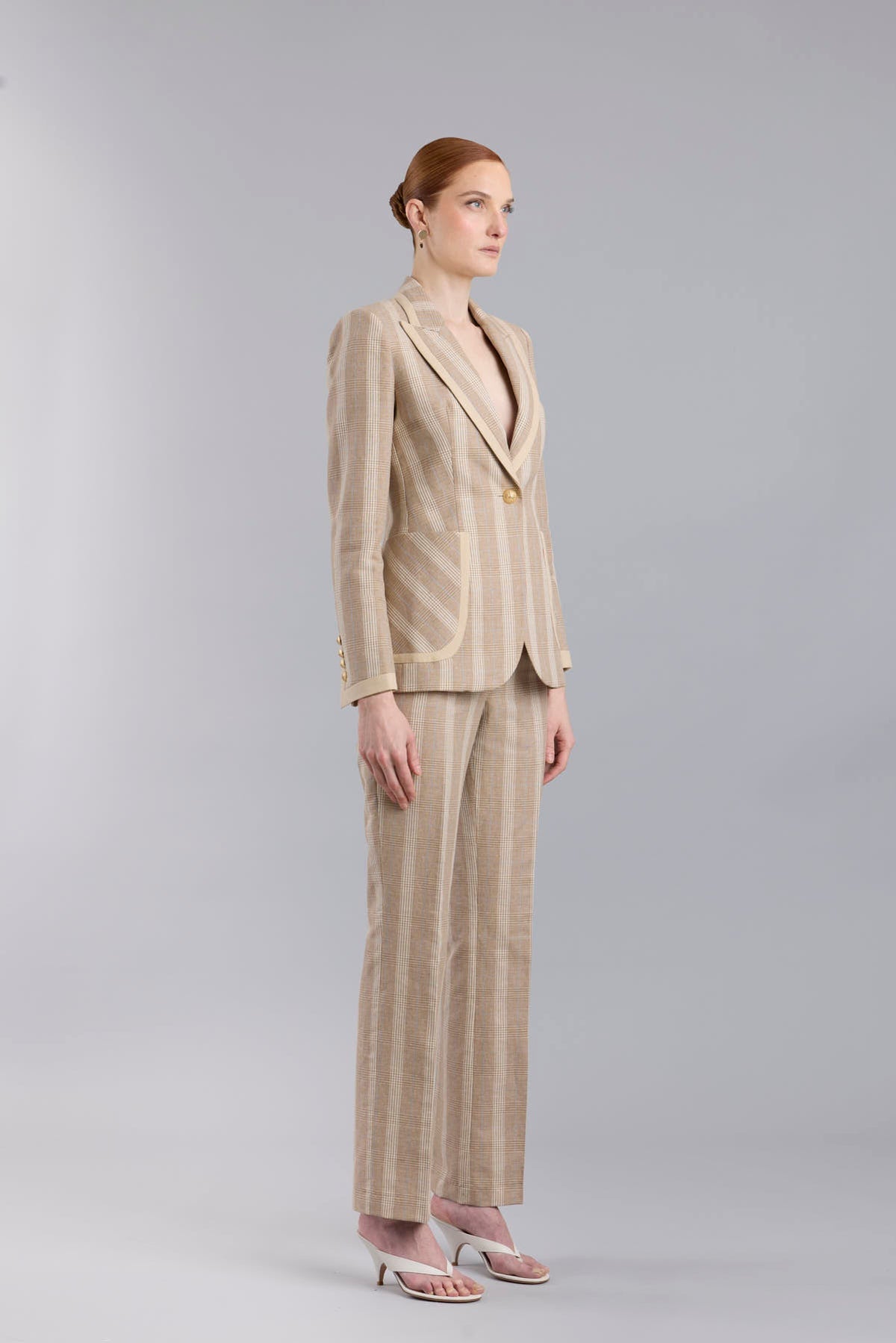 Blazer de lino camel modelo Gilbertine de The Extreme Collection.