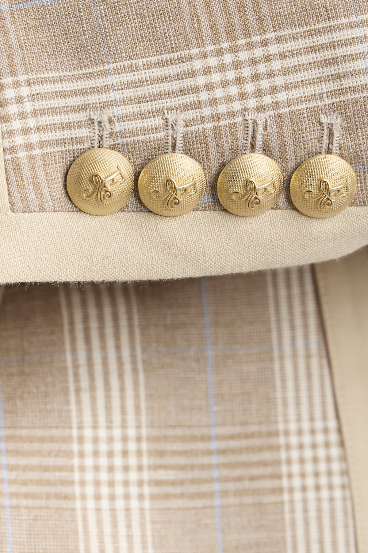 Blazer de lino camel modelo Gilbertine de The Extreme Collection.