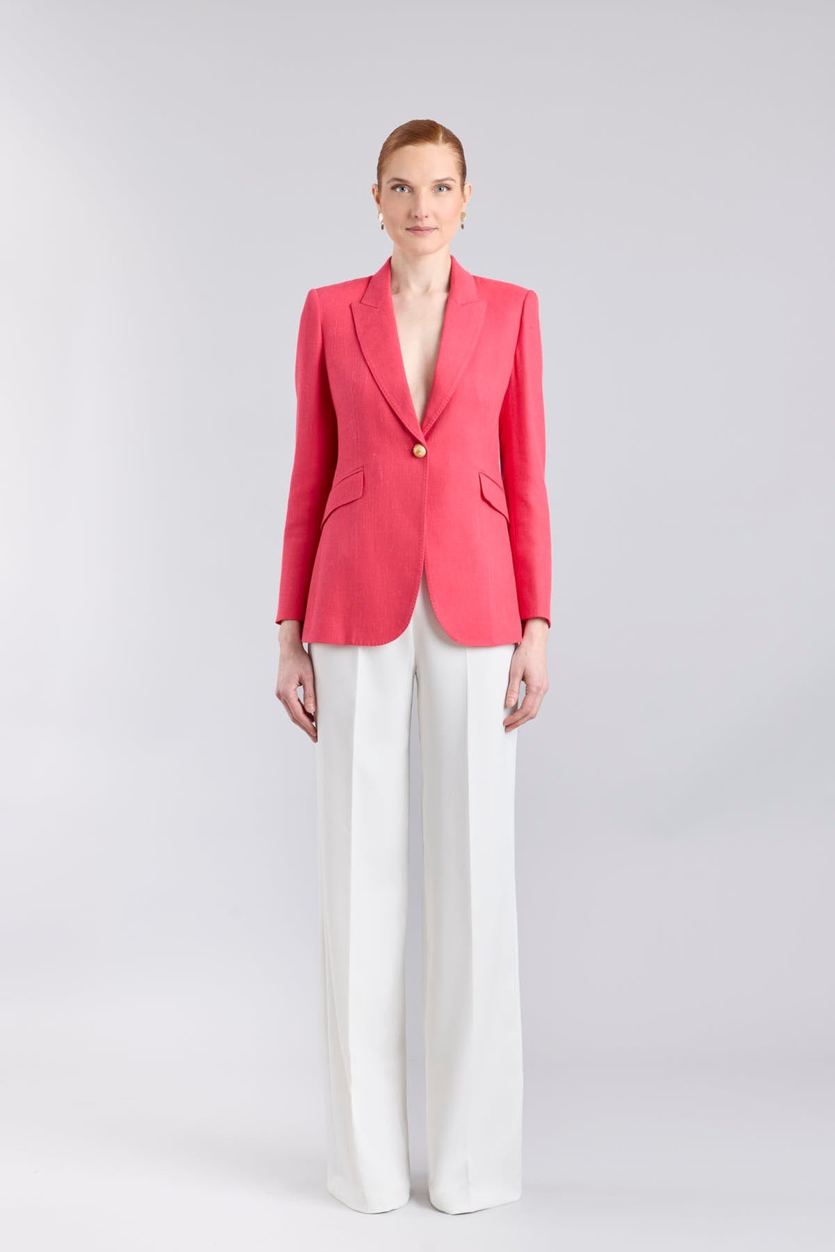 Blazer de lino fucsia mujer modelo Sofía de corte sastre impecable.