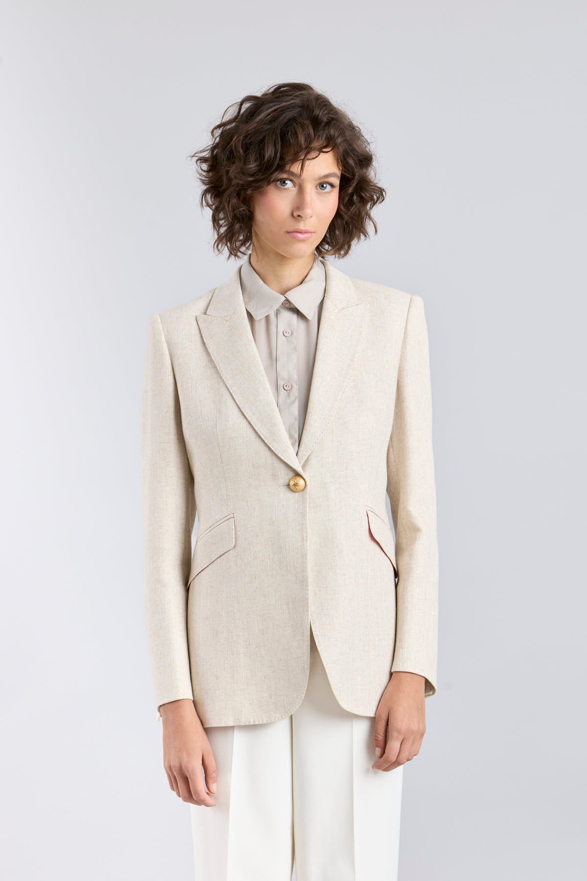 Blazer de lino mujer modelo Sofía en tono beige arena de corte sastre.