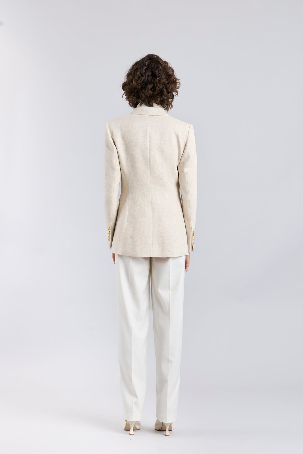 Blazer de lino mujer modelo Sofía en tono beige arena de corte sastre.