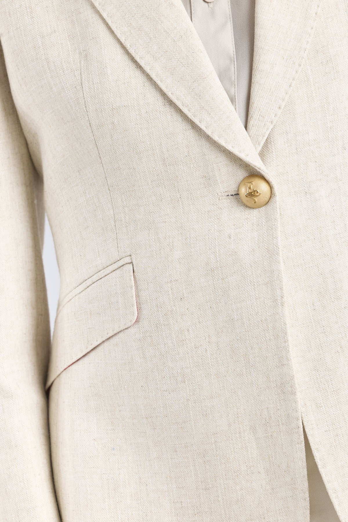Blazer de lino mujer modelo Sofía en tono beige arena de corte sastre.