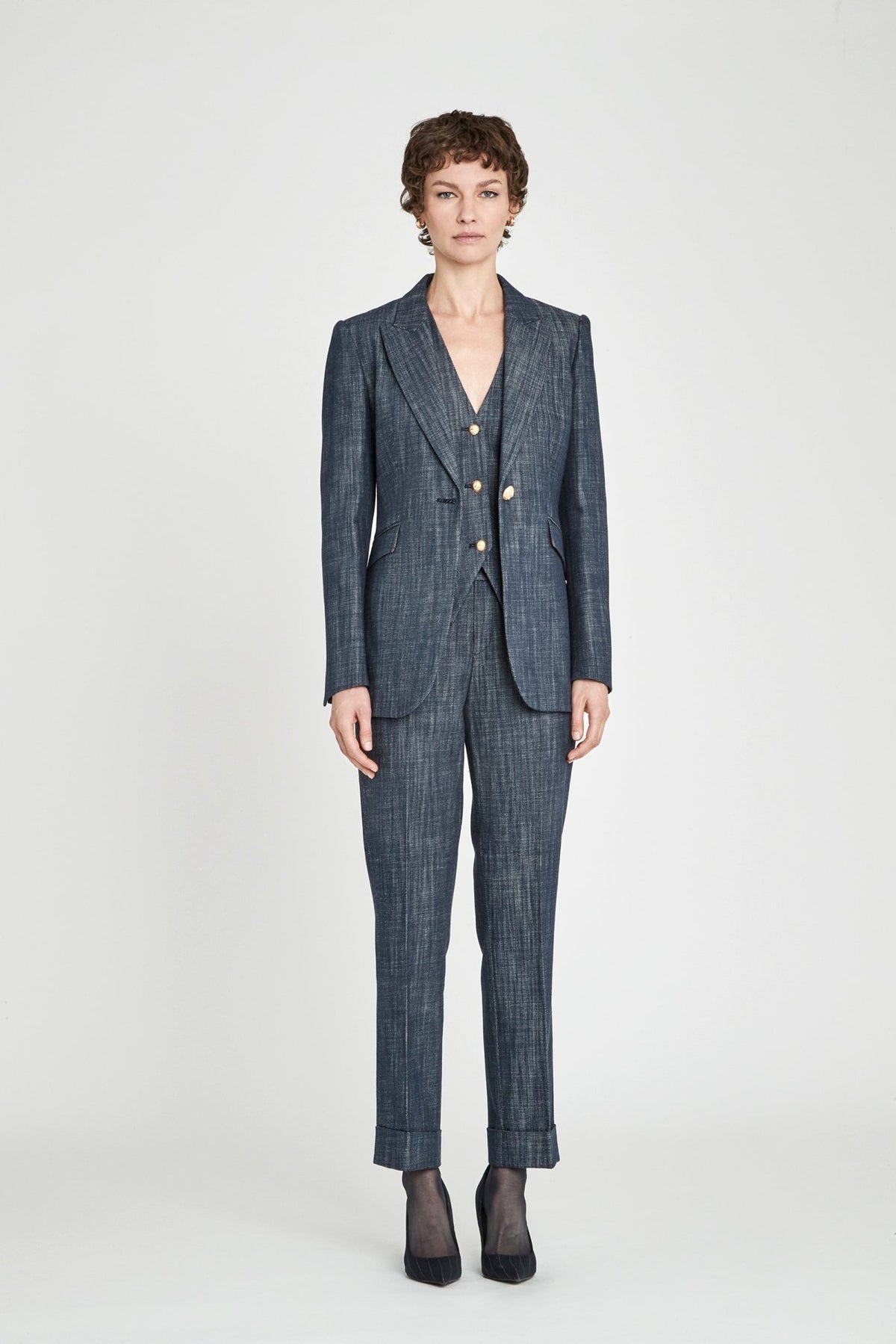 Blazer entallada denim Milán en denim oscuro de alta calidad con corte estructurado, solapas clásicas y botones dorados.