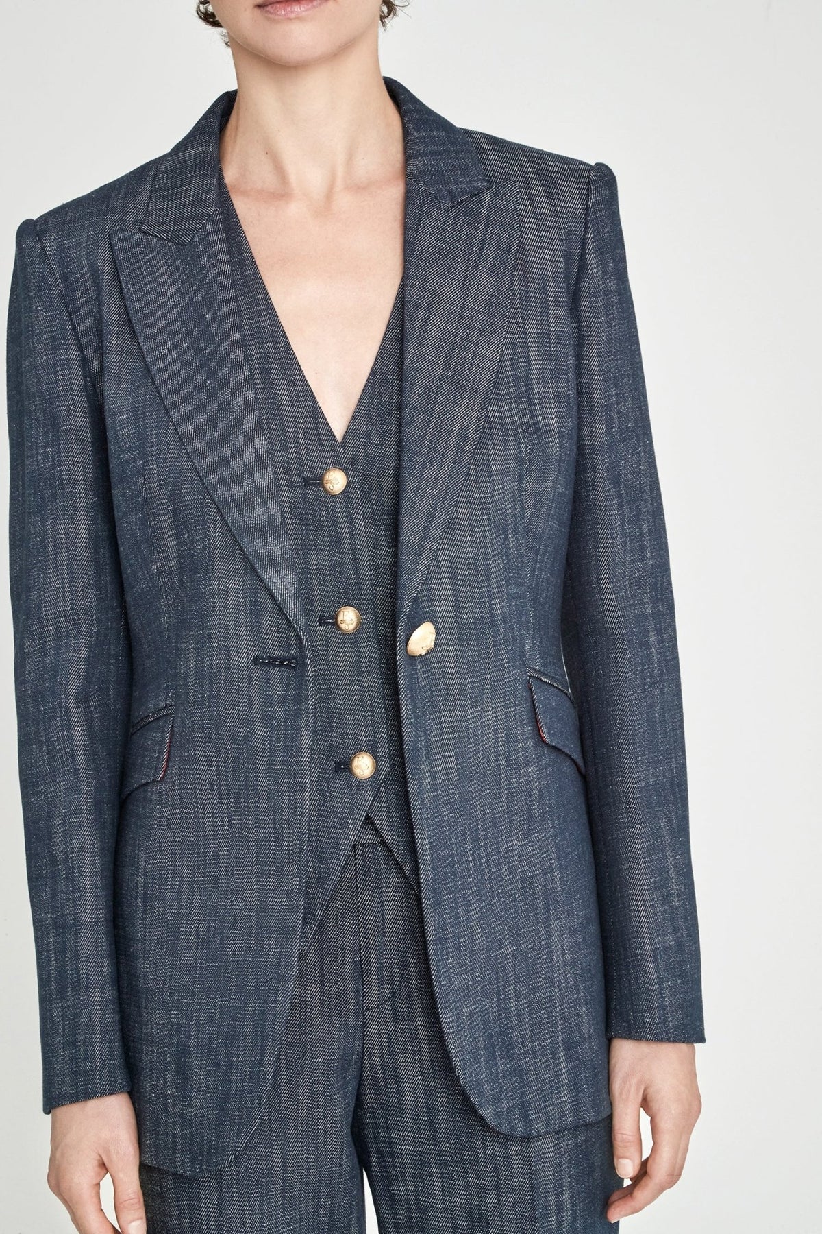 Blazer entallada denim Milán en denim oscuro de alta calidad con corte estructurado, solapas clásicas y botones dorados.